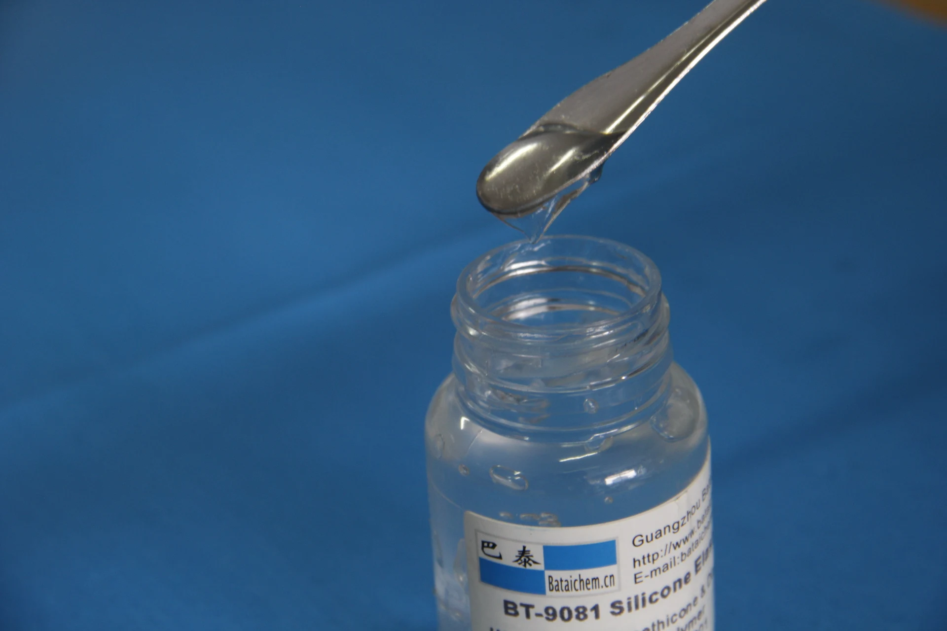 Skin care raw material: silicone elastomer gel providing excellent smothness