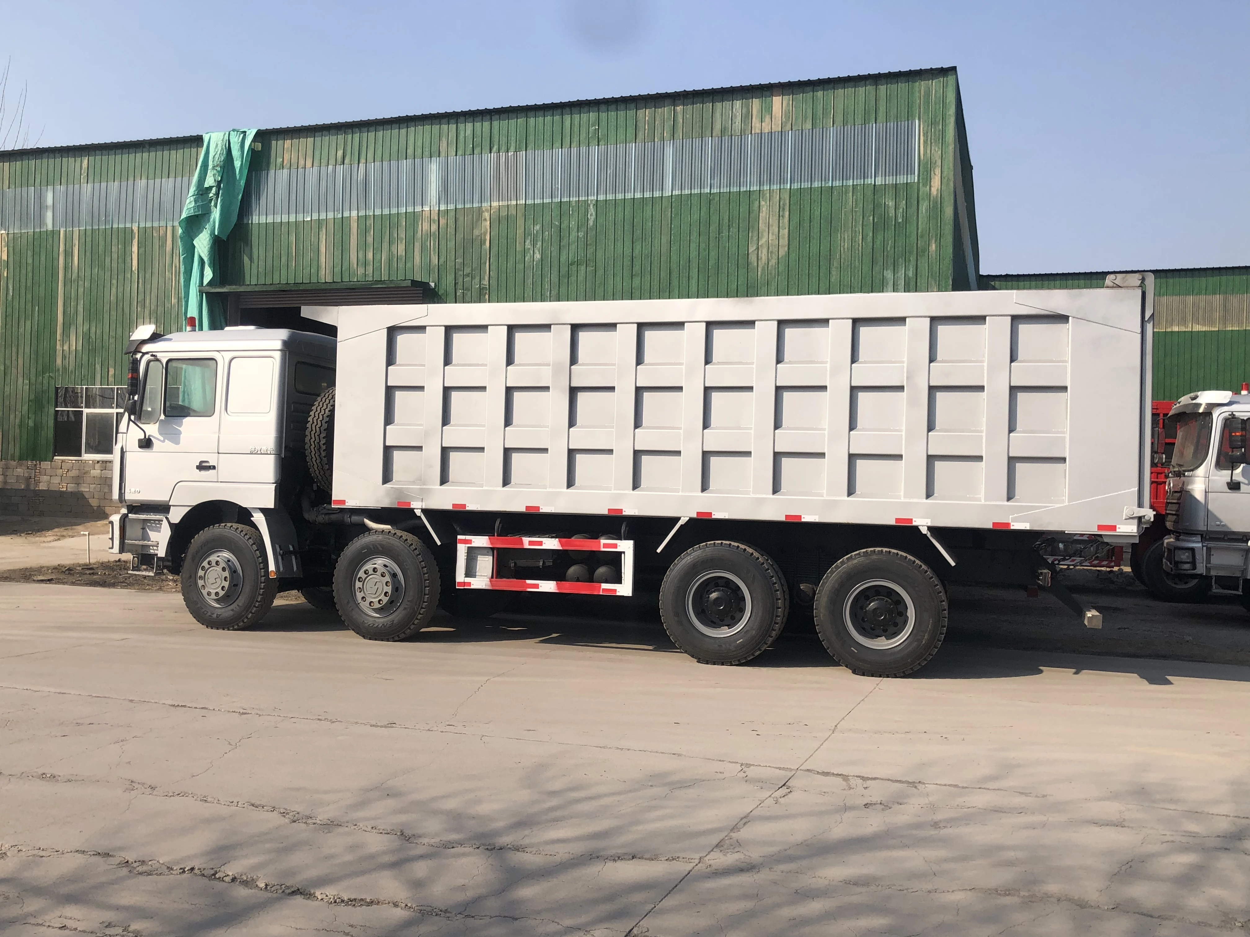 Подержанный самосвал Shac man X3000 F3000 H3000 8X4 с двигателем Cummins 40 тонн Самосвал для продажи