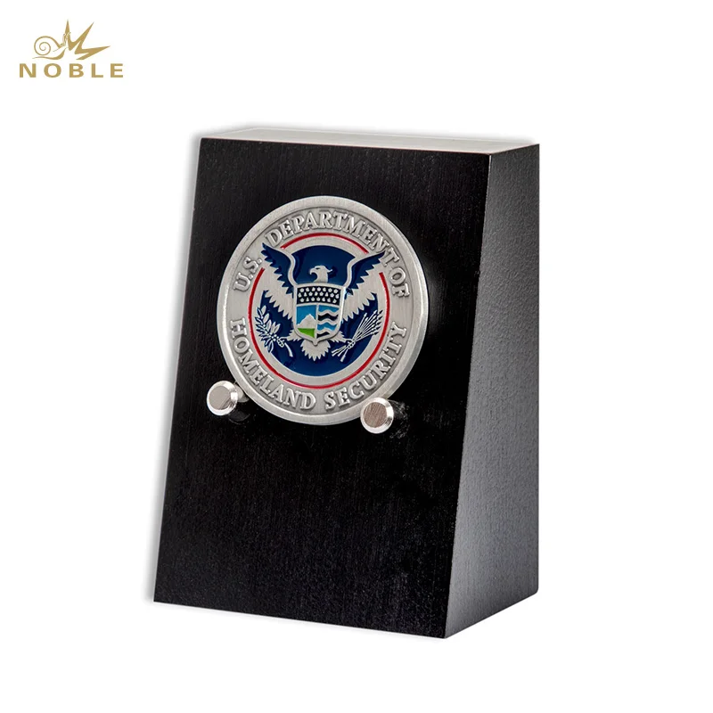 Noble 2023  Wooden Ornaments Medallion Stand Achievement Cooperation Trophy Award Custom Logo Business Gift Hand Craft Plaque