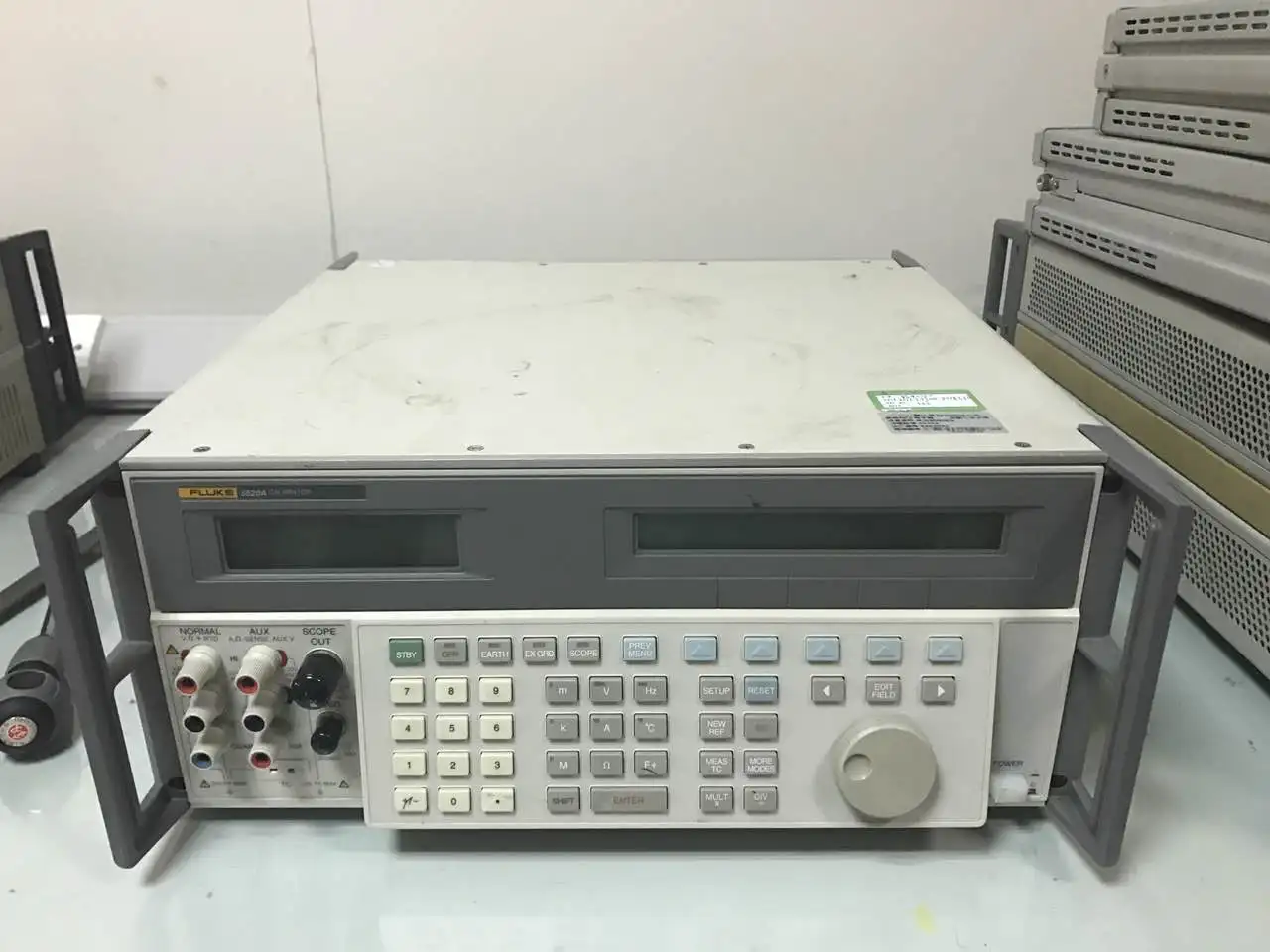 Fluke 5500A многофункциональный калибратор с питанием от аккумуляторной
