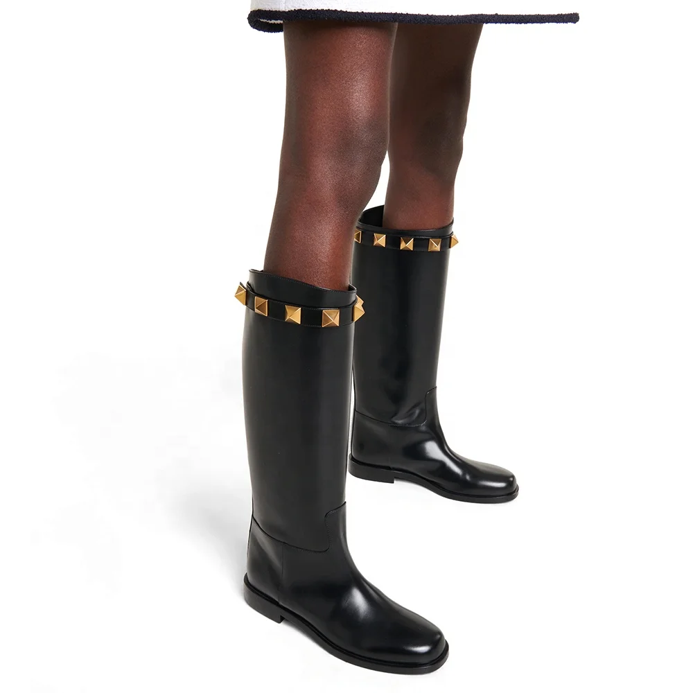 Модные черные зимние сапоги с шипами на плоской подошве круглым носком без застежки Женская длинная обувь до колена большого размера