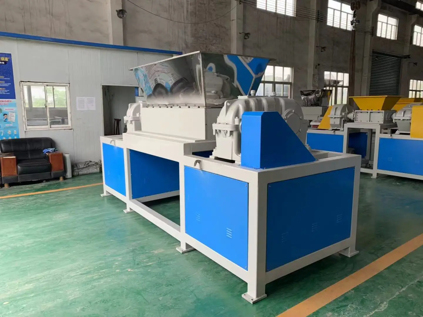 Stainless steel funnel, large double shaft shredder, wood tearing, plastic recycyling