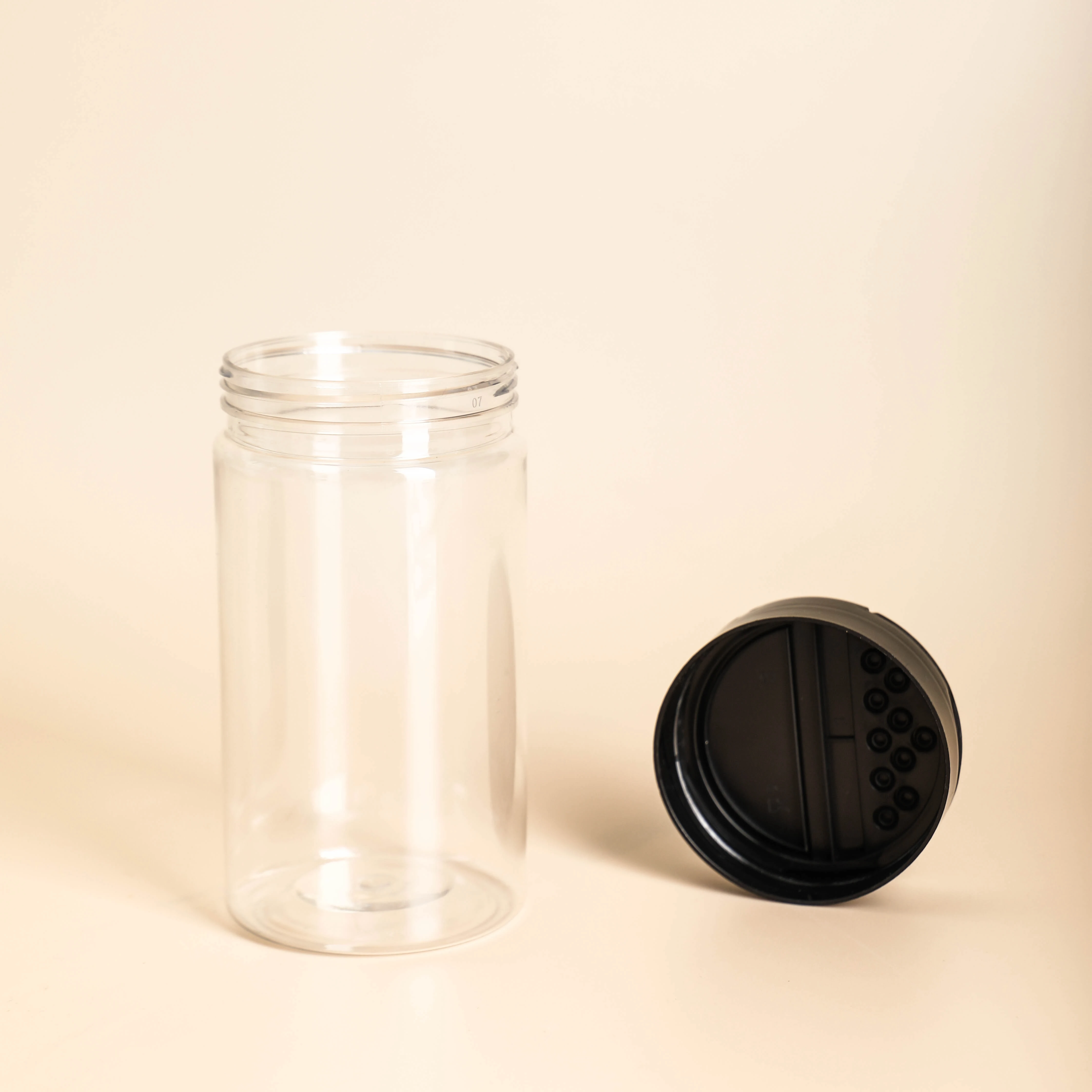Round plastic spice container 4oz, Kitchen PET Empty Plastic spice jars, plastic seasoning bottle with shaker lids