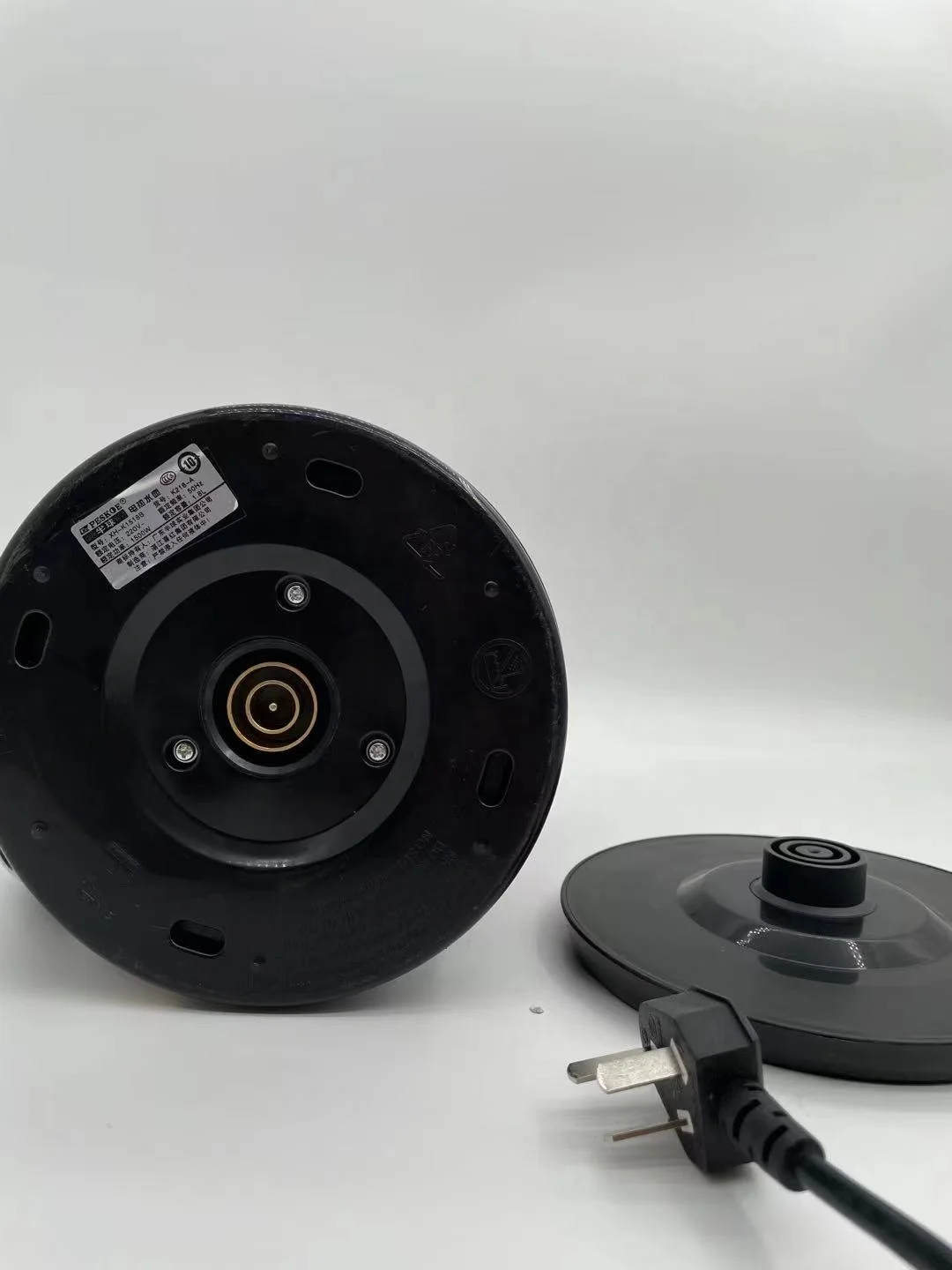 Электрическая фабрика Jiema производит бытовые электроприборы чайник