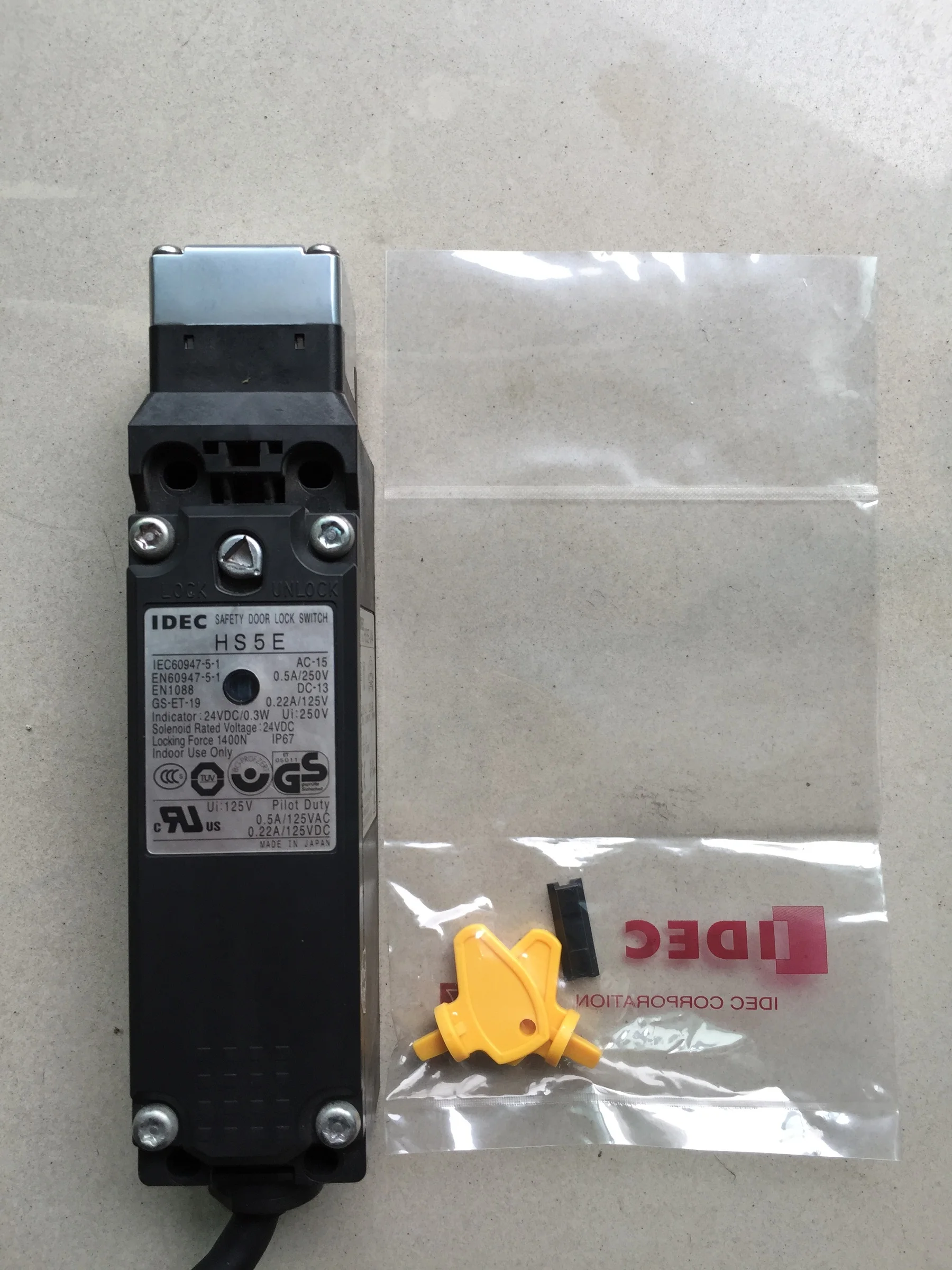 IDEC HS5E VA4 HS5L-VA4 TOSHIBA MACHINE SAFETY DOOR LOCK SWITCH electronic lock