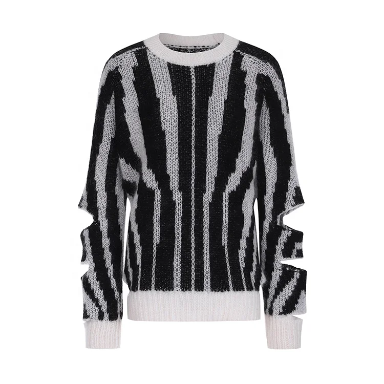 Женский вязаный свитер в черно-белую полоску с круглым вырезом и рваными рукавами