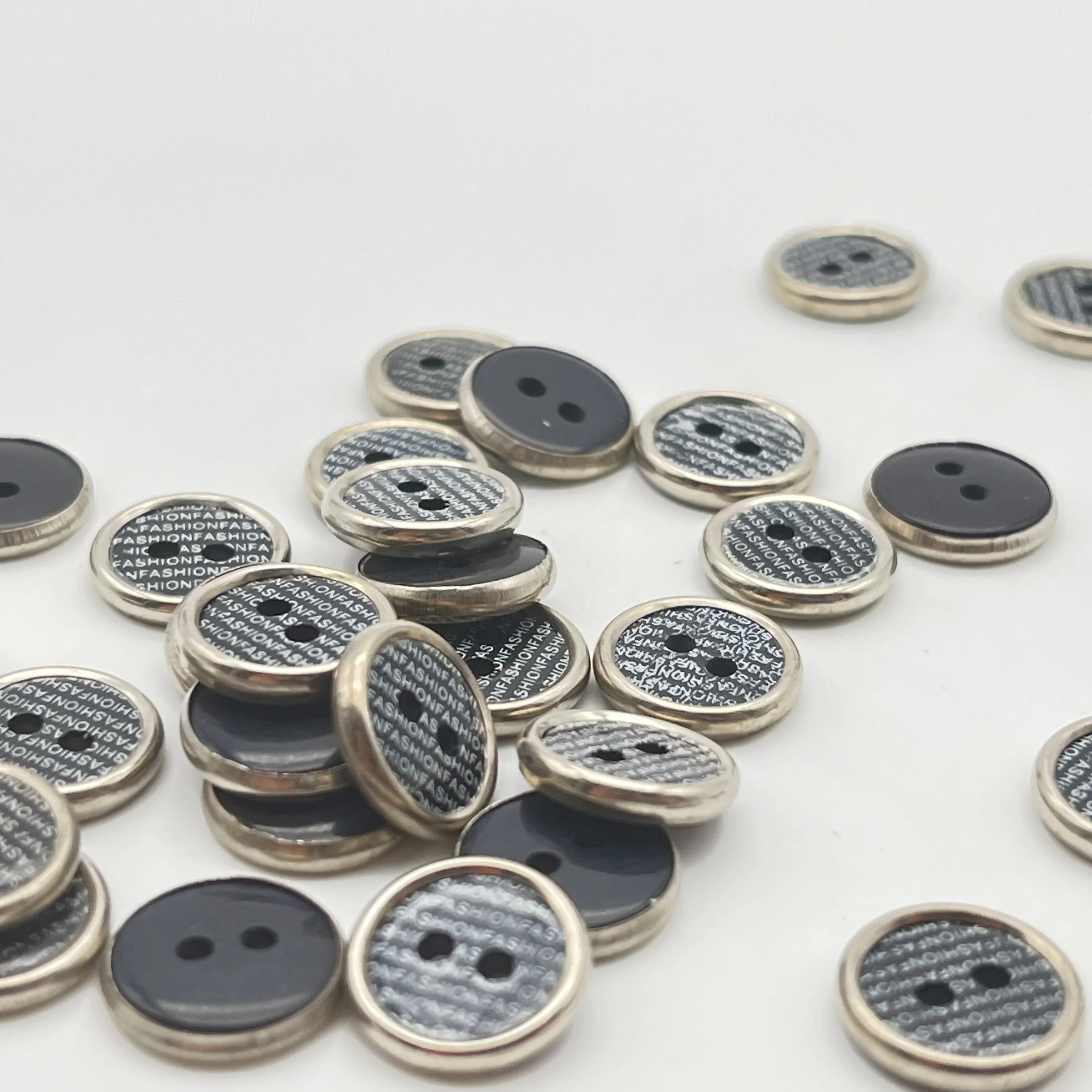 Новинка 2022, популярный размер логотипа, цветные полимерные пуговицы с двумя отверстиями для рубашек