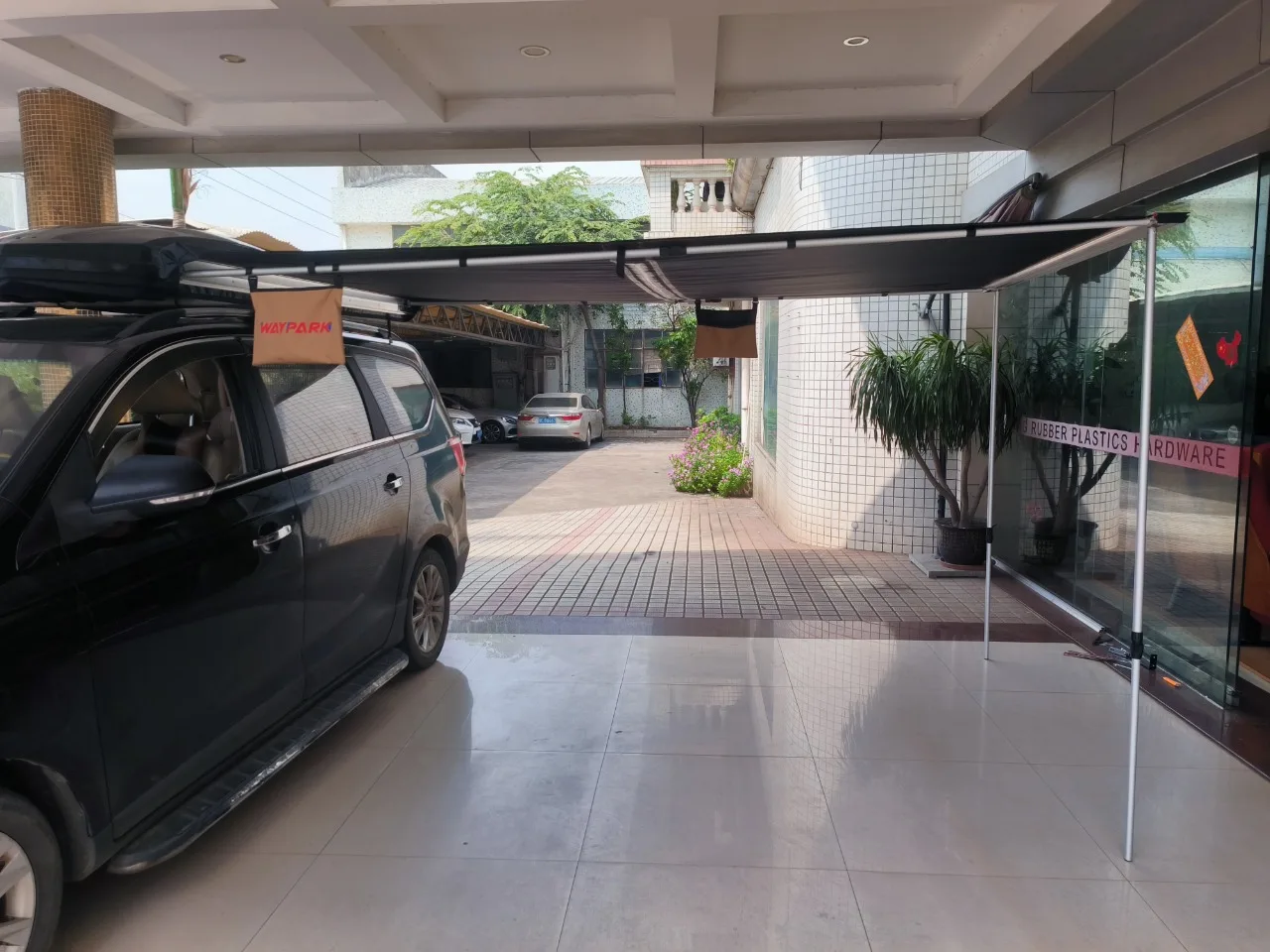 Easy to install roof rack mounted car side awning tent