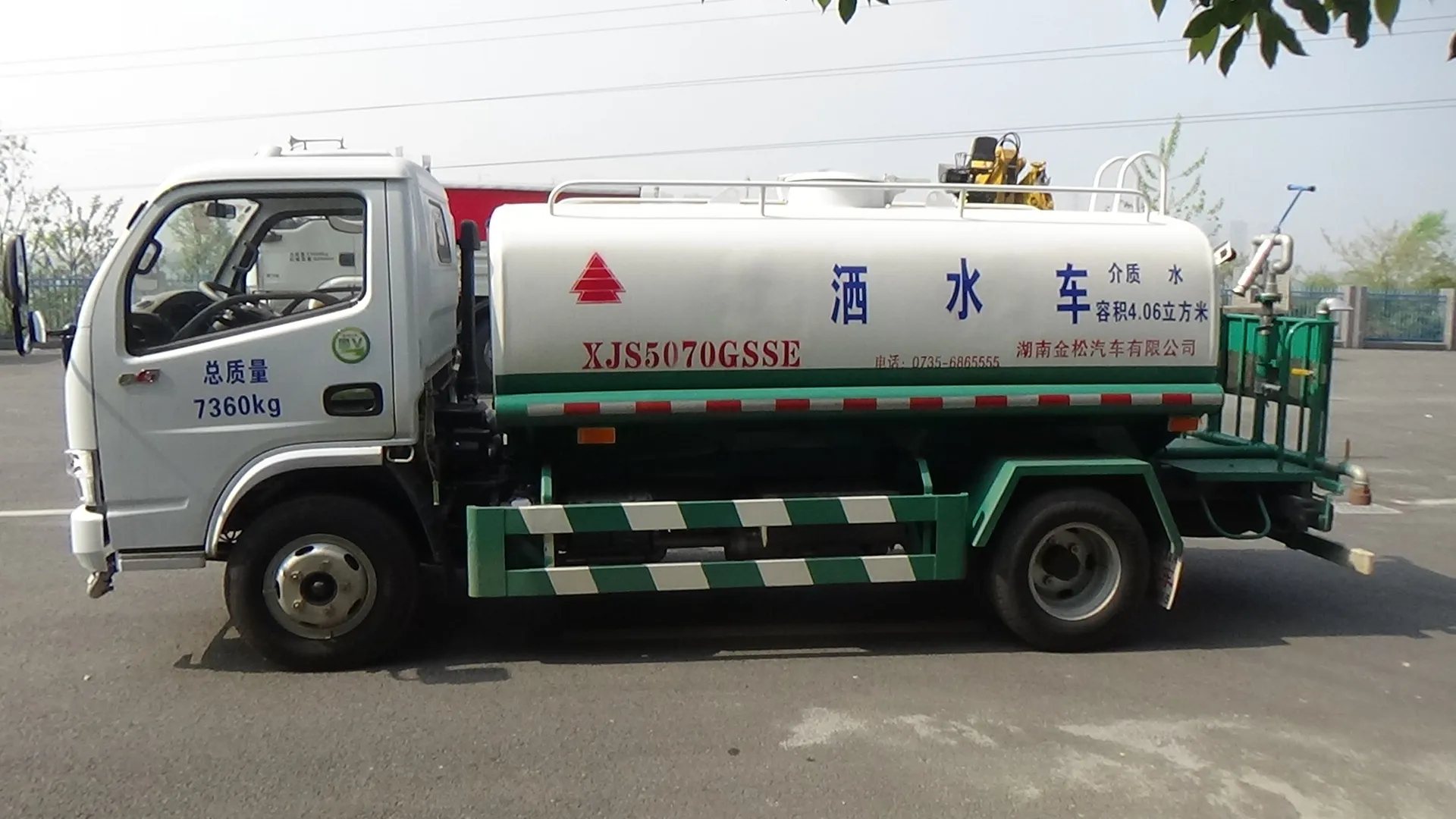 Hot sale 4000 liters tank car watering car Urban sanitation vehicle, Road greening sprinkler
