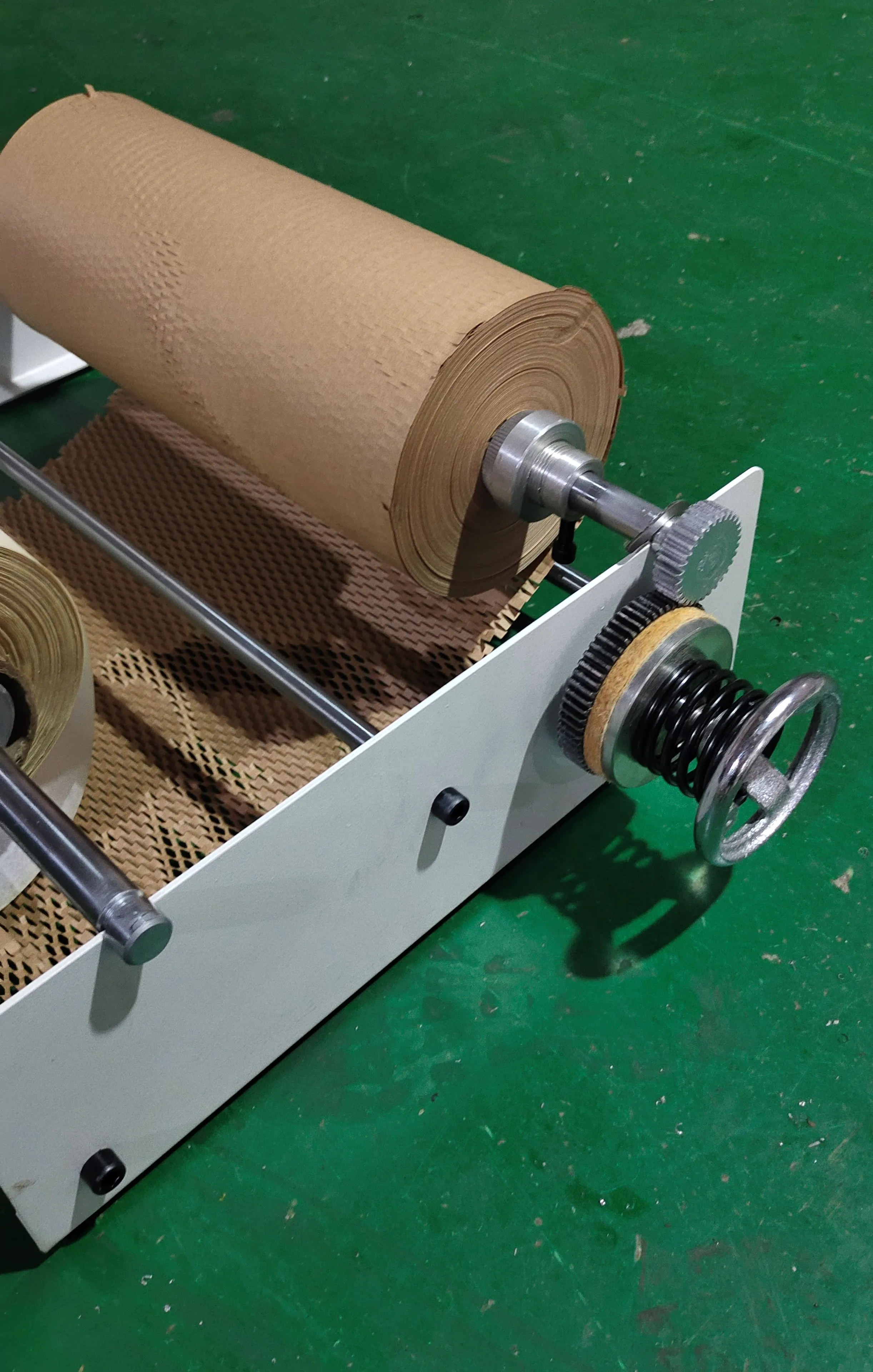 High Speed Expands Honeycomb Paper Wrap Dispenser Machine Auxiliary Equipment Convenient Honeycomb Paper Cutting Machine