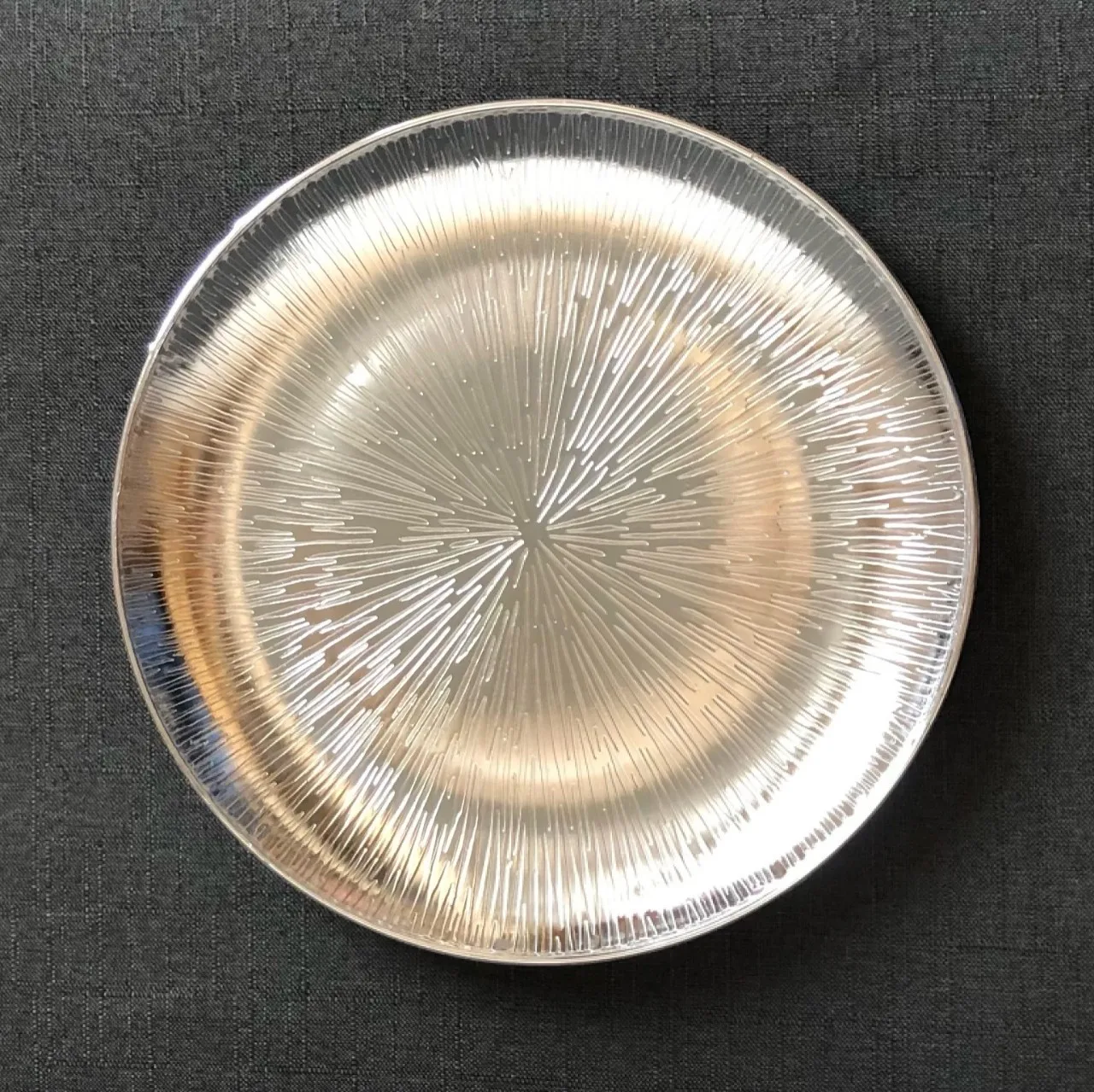 2025 simple design wholesale one side painting gold table decoration round 13 inch plastic charger plate