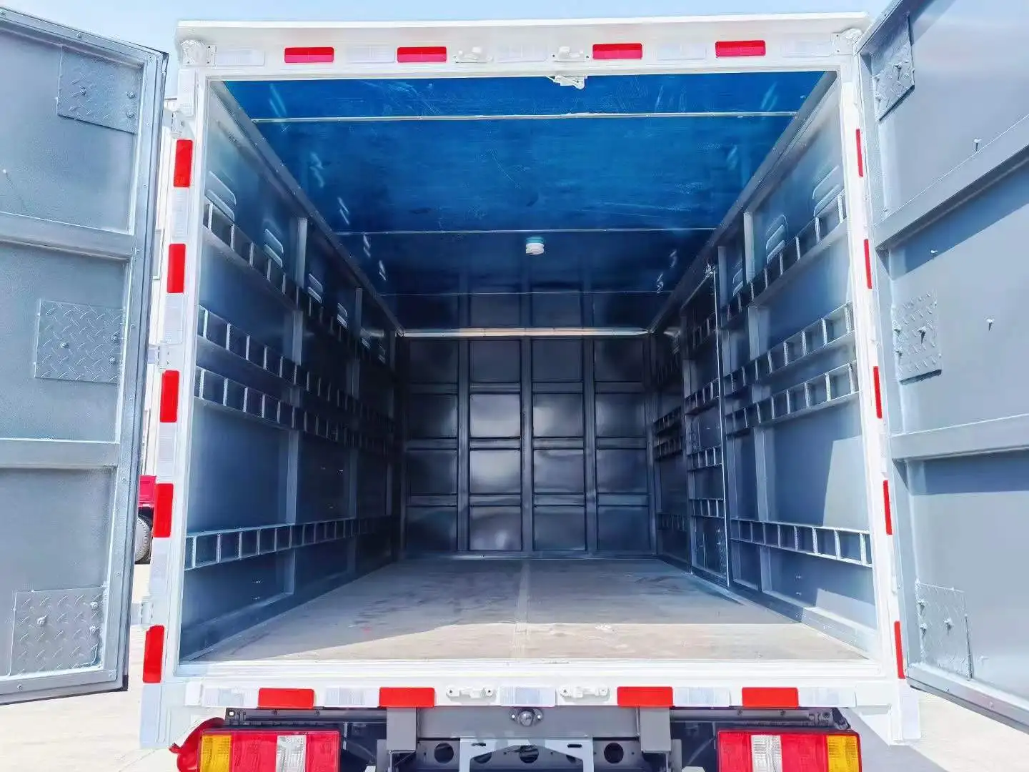 Isuzu Dangerous Goods Transport Vehicle Multi functional Cargo Truck 40 cbm Vans