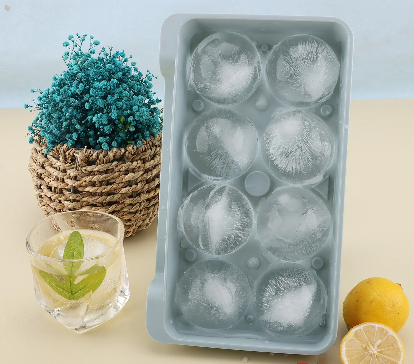 Best-selling Food Safety Grade 3D Round Balls Ice Molds with Lid Easy Release Ice Tray