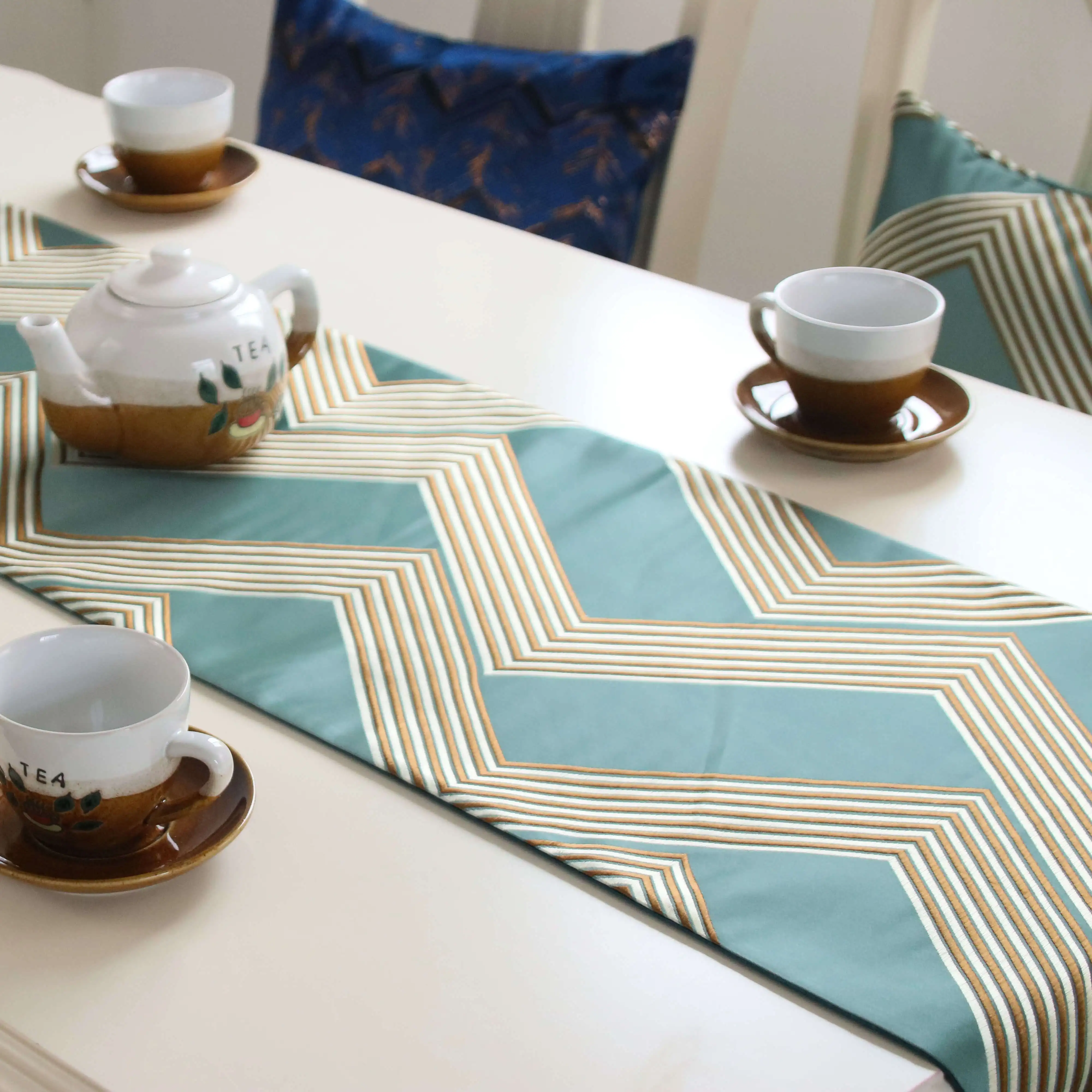Fashion Modern Table Runner Vintage Nylon Jacquard Runner Table Cloth With Tassels Cutwork Embroidered Table Runner