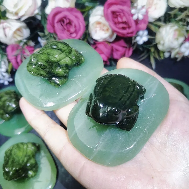 Popular crystals carving craft xiuyu jade frog on green aventurine lotus leaf