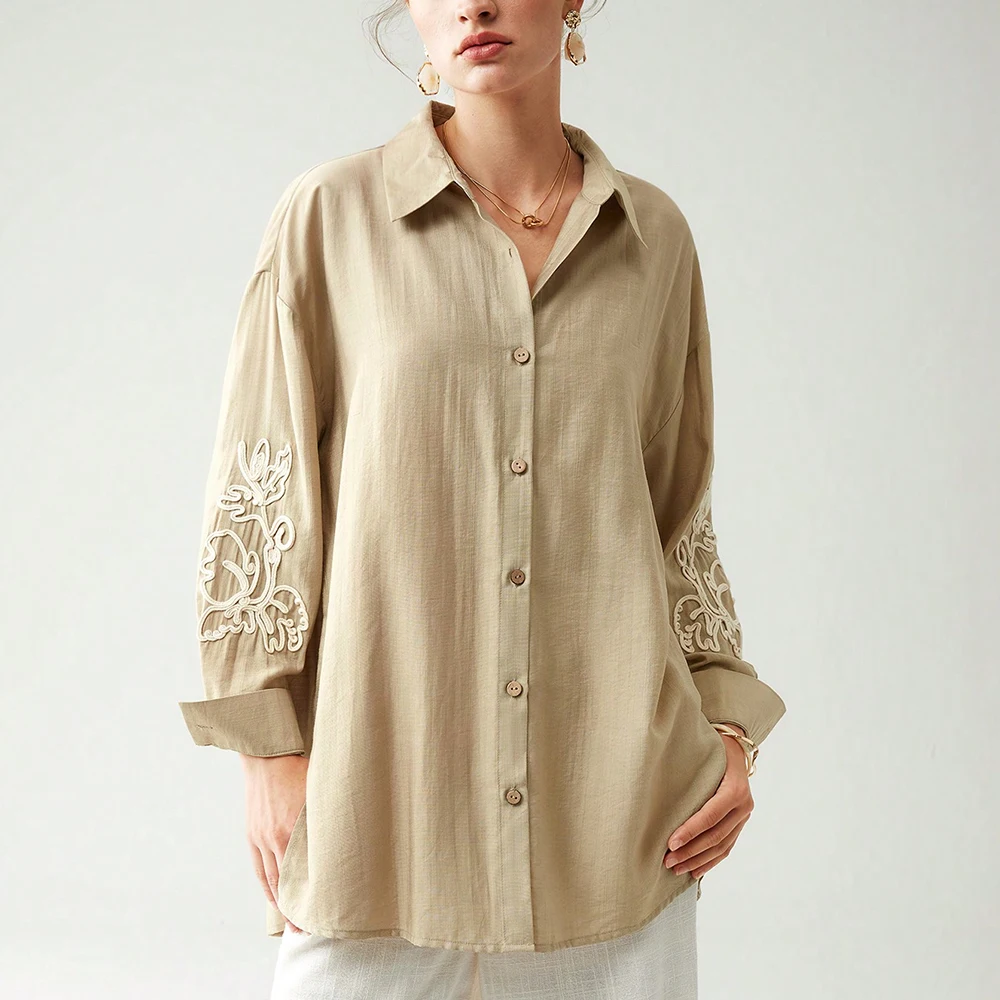 Женская офисная блузка с вышивкой