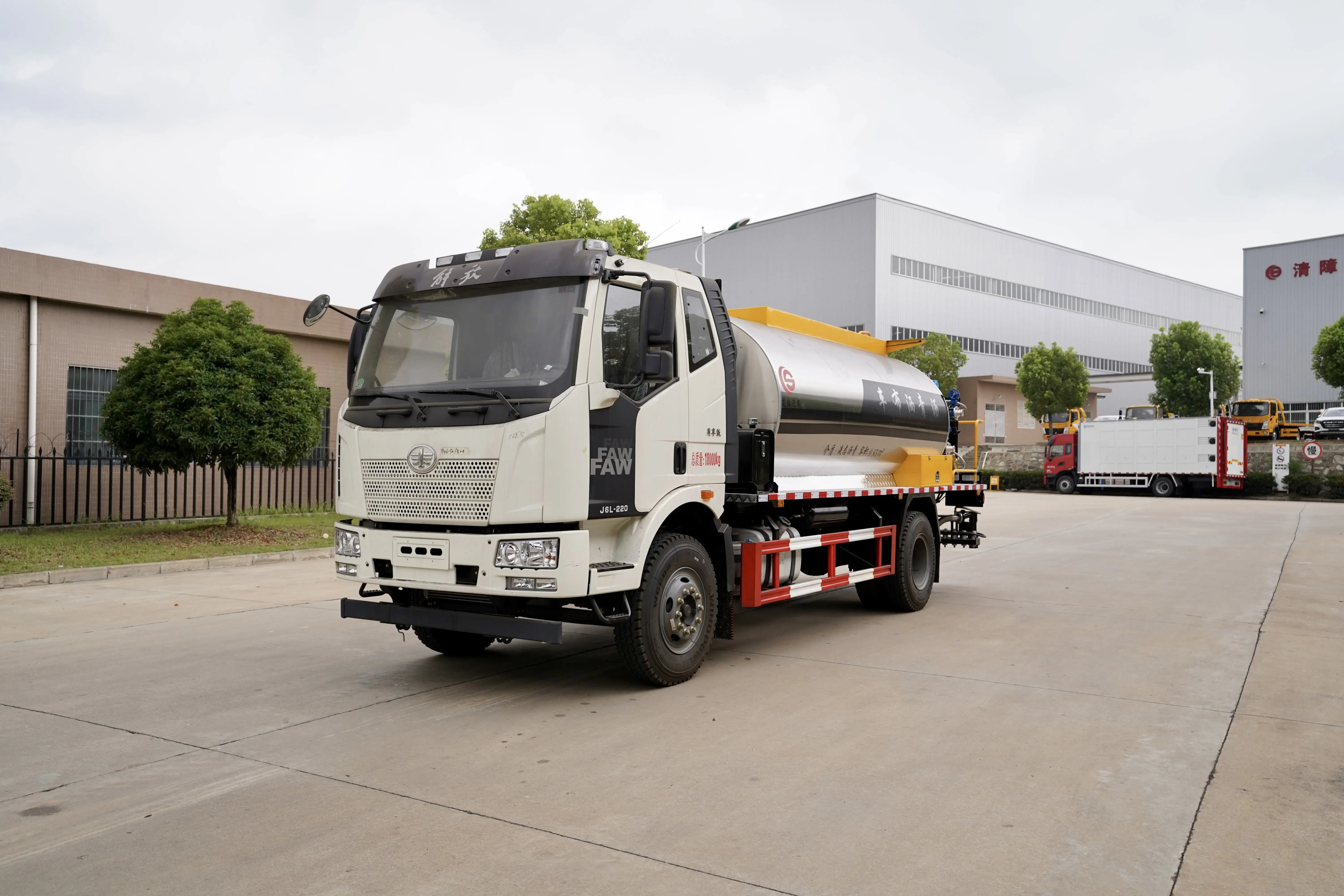 China sale brand new small asphalt distributor truck 4*2 asphalt spreader truck for sale