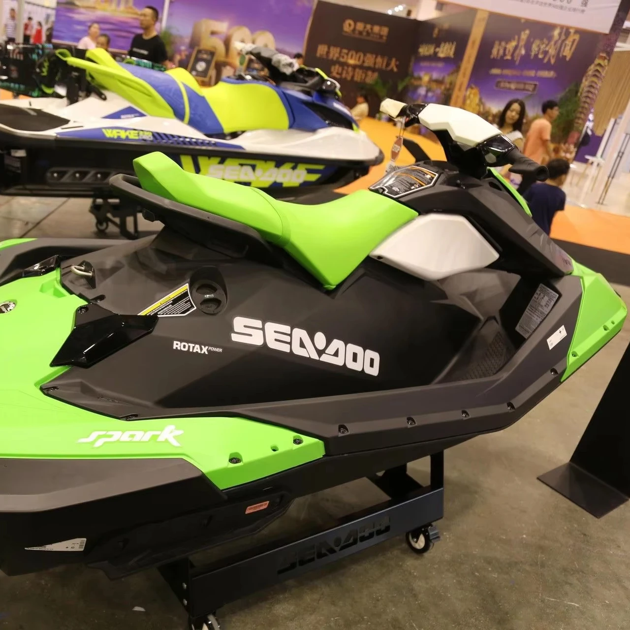 High-End Luxury 4-Stroke Jet Ski Boat High-Horsepower Aluminium Sea Motorboat New Cross-Border Export Fiberglass Material