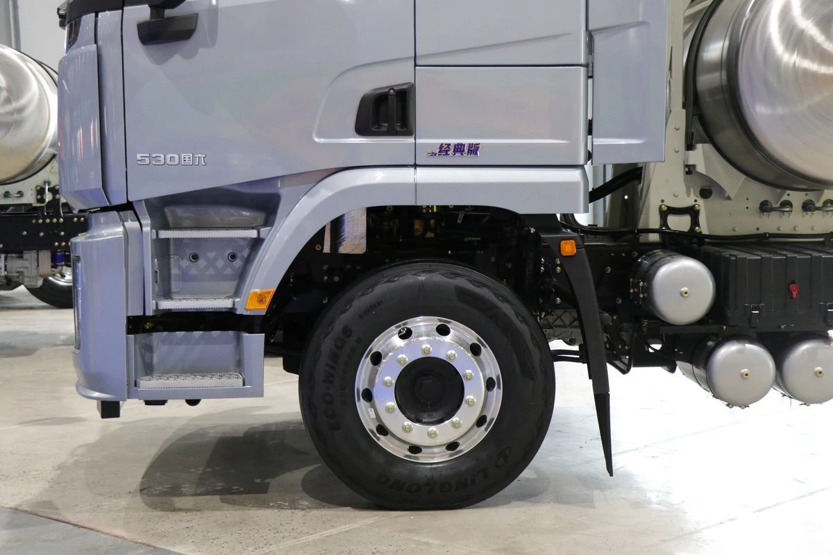 Competitive Price New 4x2 Liquefied Natural Gas Euro 6 Engine 530hp 2 Seats 2 Doors Cabin 12AMT Trailer Trucks for Tractor Head