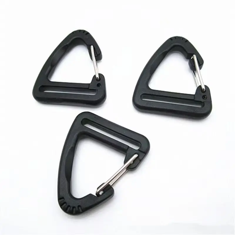 Wholesale 32mm West Coast Paracord Black Plastic Triangle Carabiner hook Clip with Strap Slit Paracord Planet Triangle Carabiner