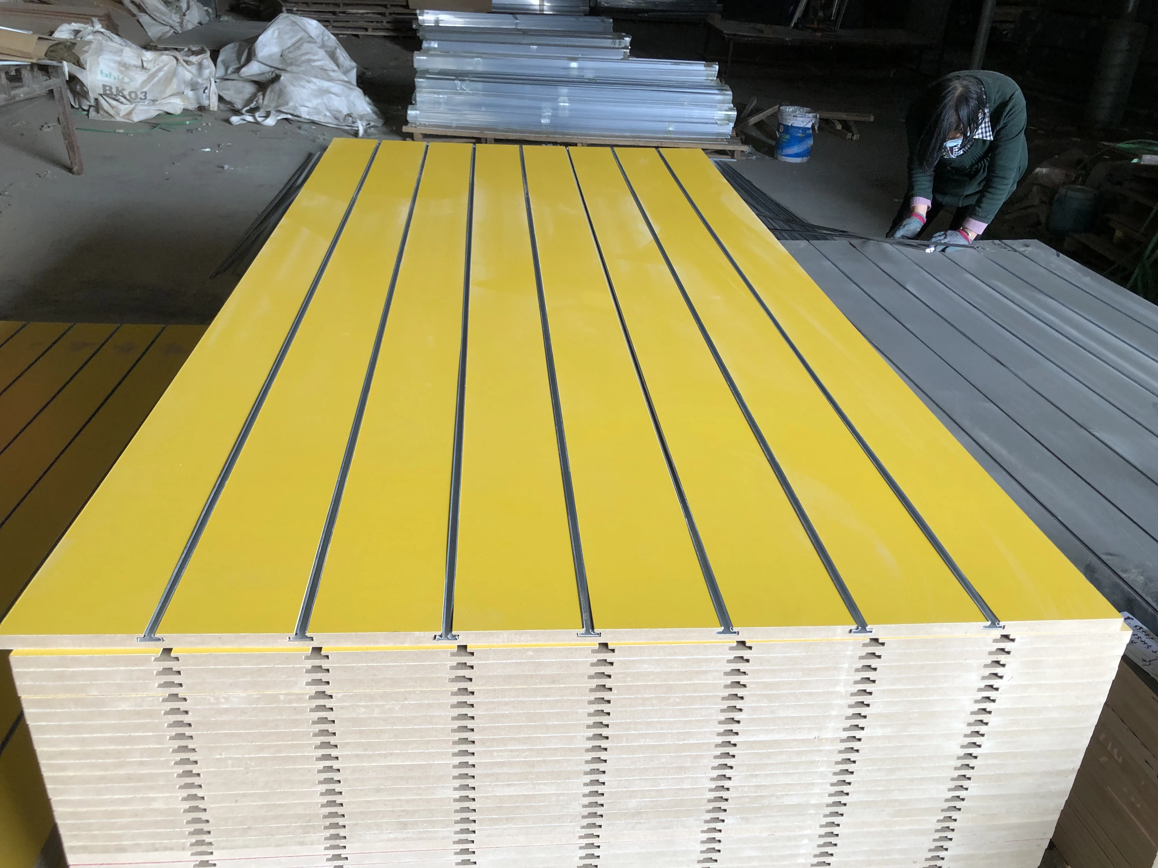 hot sale cheap 18mm slotted mdf 11slots slatwall panel for shop display