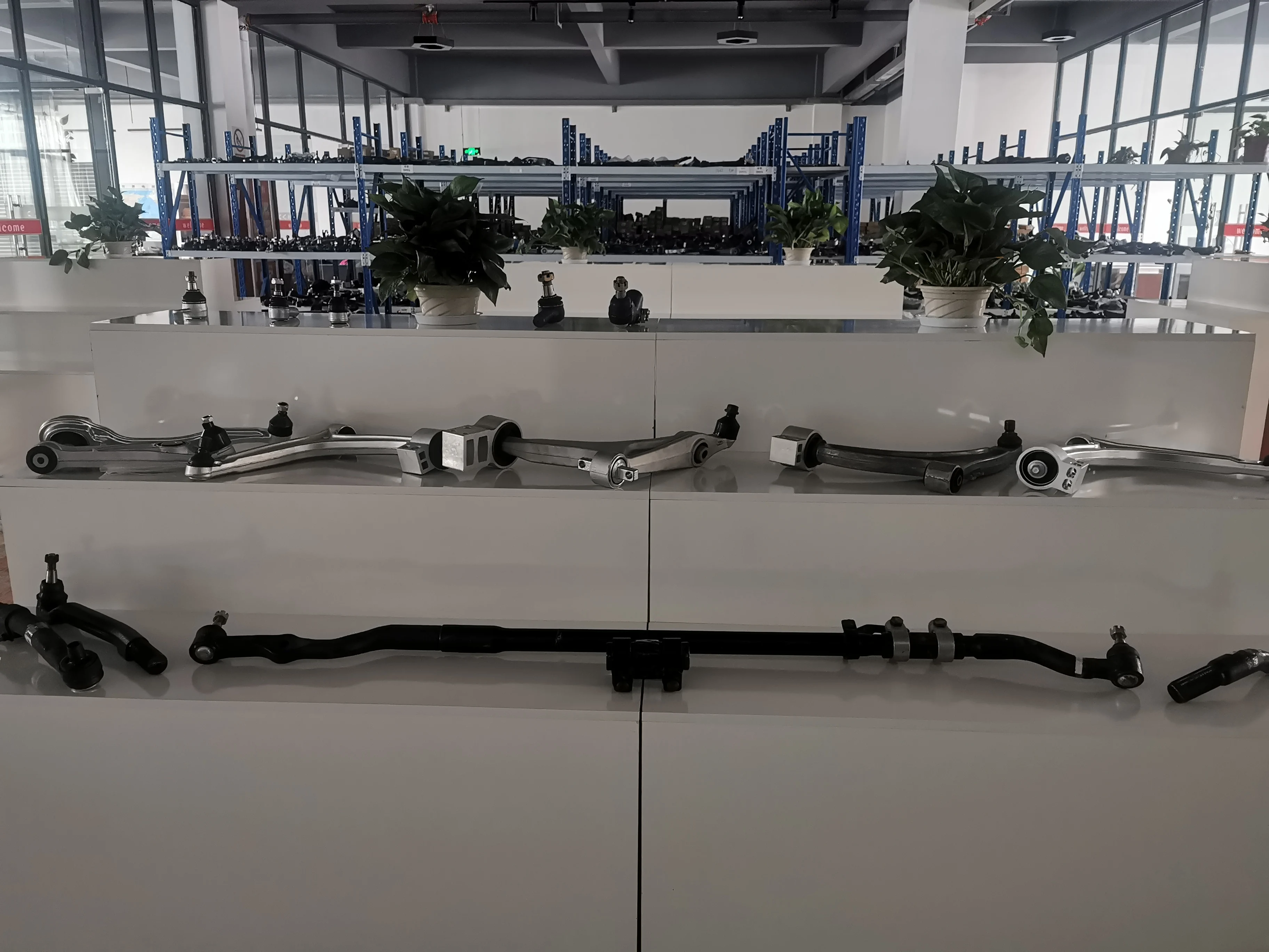 Buy rear left lower control arm auto part low price for OEM  55210-3K700 55220-3K000