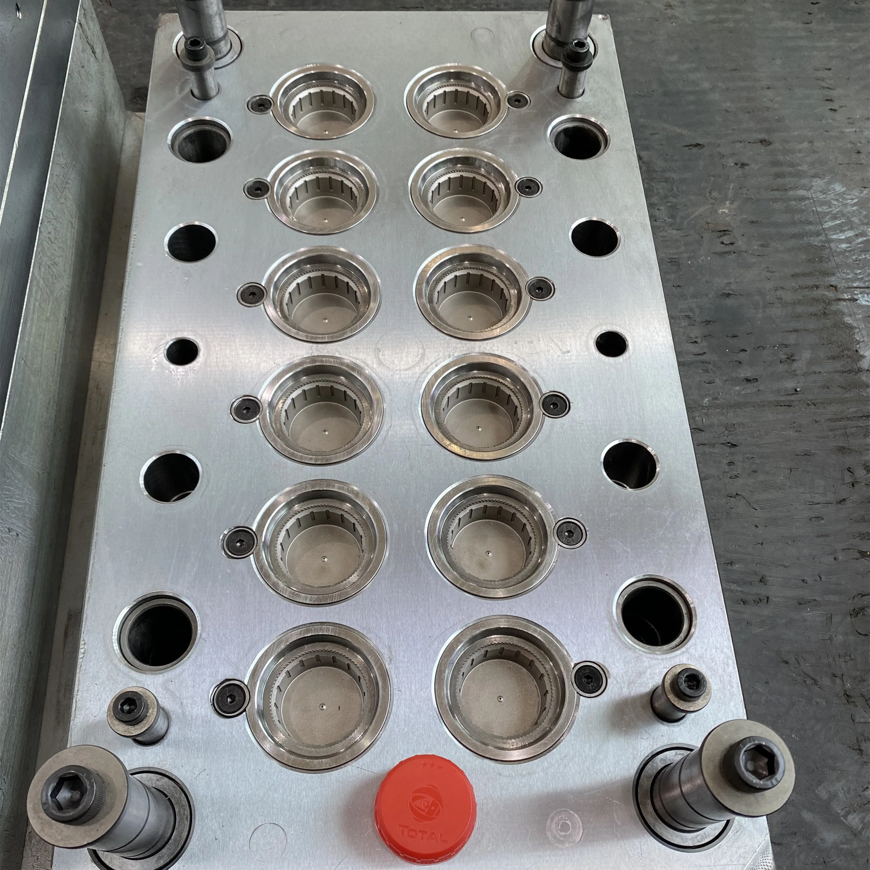 Engine Oil Cap Plastic Injection Oil Bottle Cap Mould for Castrol and Mobil Motor Oil Bottle