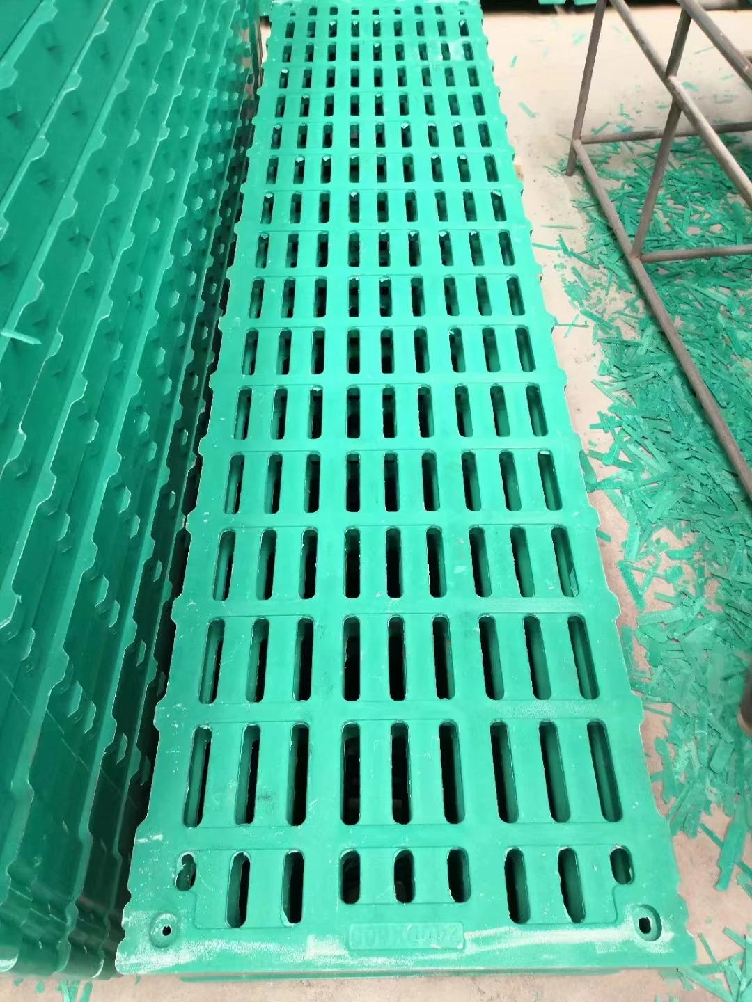 Hot selling 1.1 * 0.45 m pig manure leakage board livestock and poultry breeding plastic strip board floor
