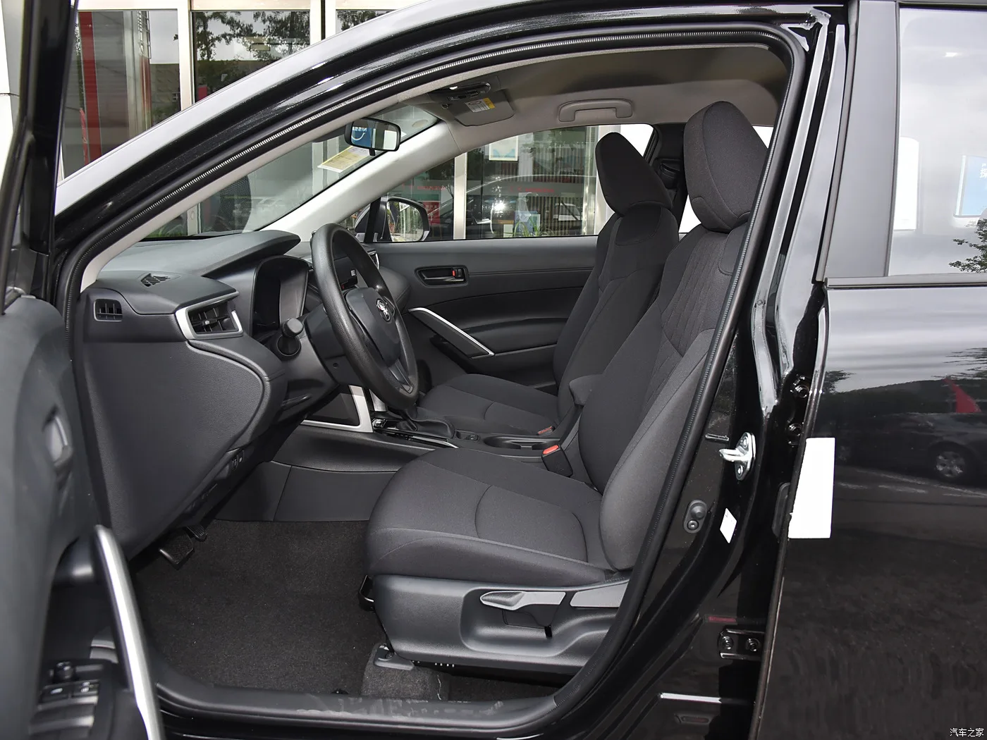 In stock Toyota Corolla Cross 2024 2.0L Intelligent Hybrid Dual Engine Flag Version lower price HEV car sale now