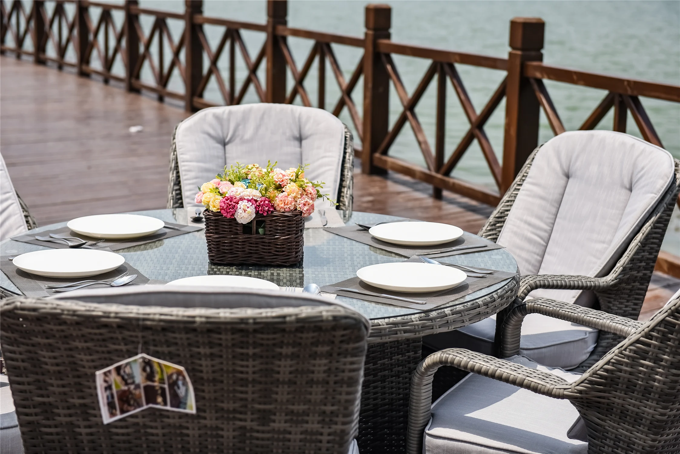 Economic and Practical Round Six-seater comfortable Patio Rattan set in the garden