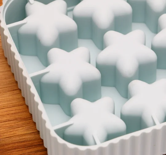 New 2024 silicone Ice cube tray box with scoop 3 Layered ice cube tray with lid ice storage for Whiskey candy Puddy mold