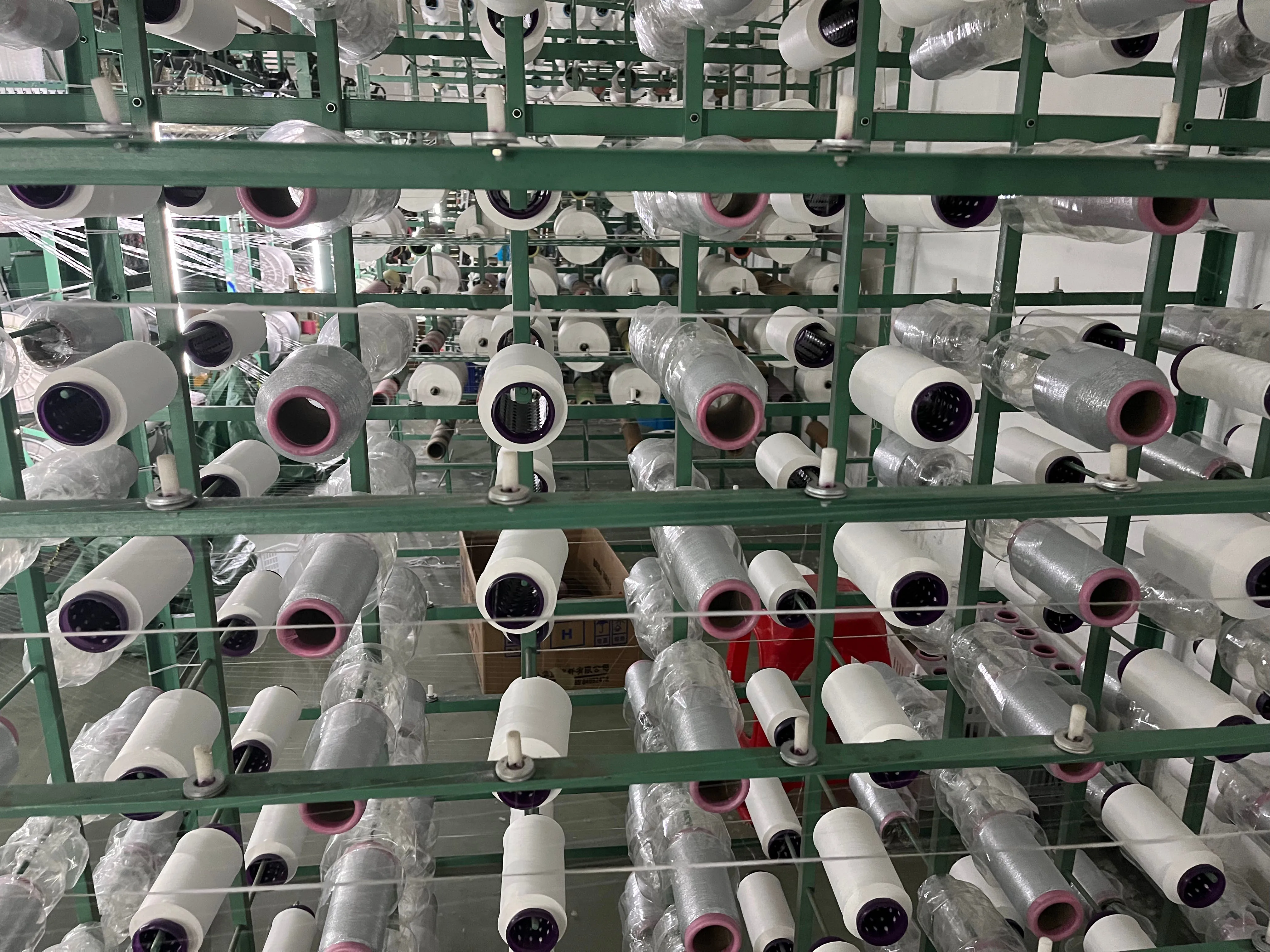 Wholesale Flash yarn 60% Polyester 40% Metallic Dazzling Clothes Fancy Feather Yarn