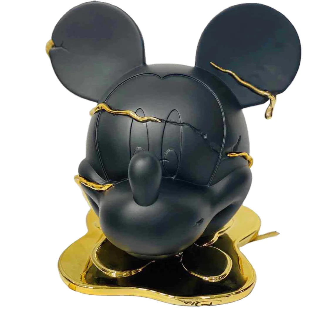 Скульптура куклы Микки из мультфильма