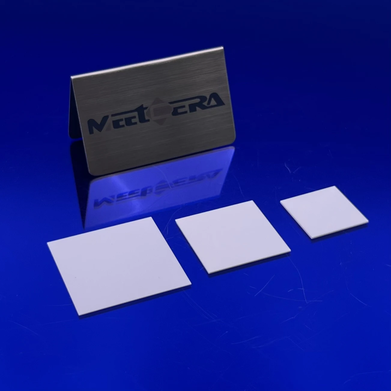 Aluminum oxide ceramic substrate for electrical insulation and thermal conductivity