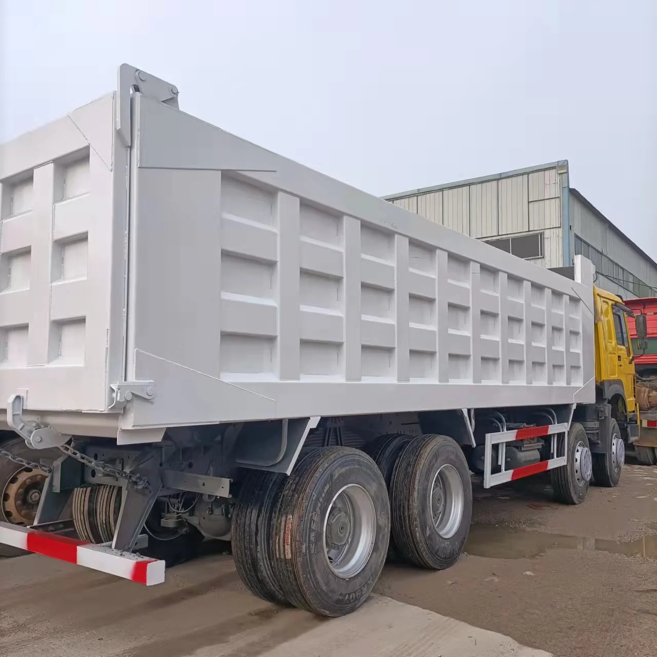 Second hand HOWO 12 wheel dump truck, 10 ton telescopic boom truck crane