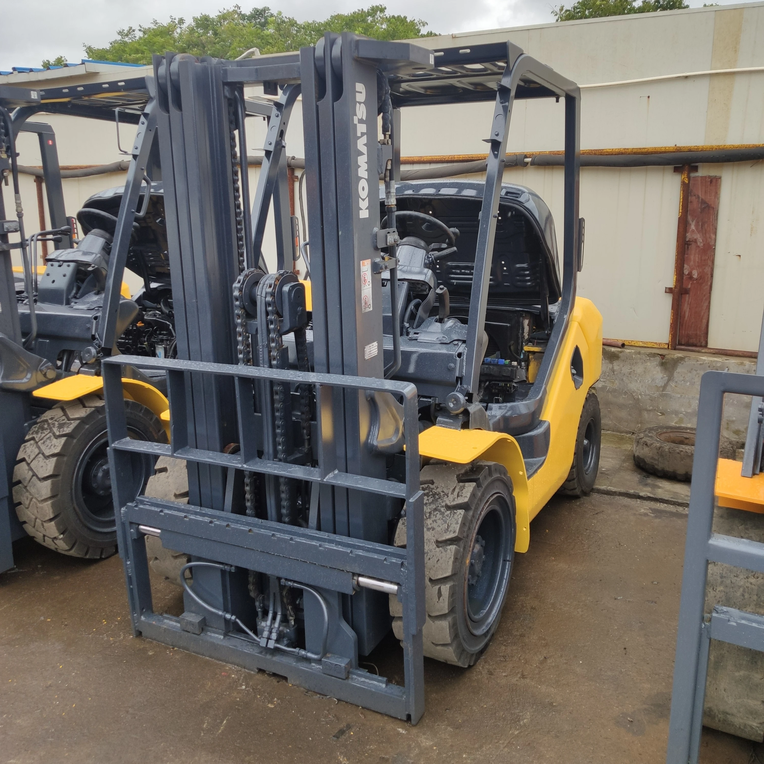 used Komatsu FD30 3 ton 3tons 3ton original Japanese make forklift with 3 stages middle block