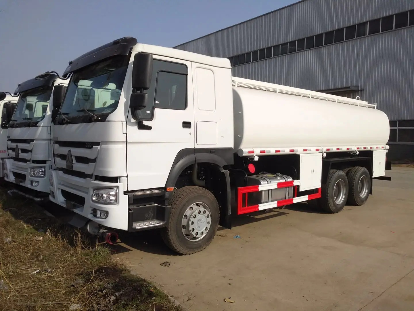 Hot Sale Heavy Duty Sinotruk HOWO 4*2 6*4 20000 5000L Liters Oil Fuel Tank truck Transport Oil Fuel Tanker truck
