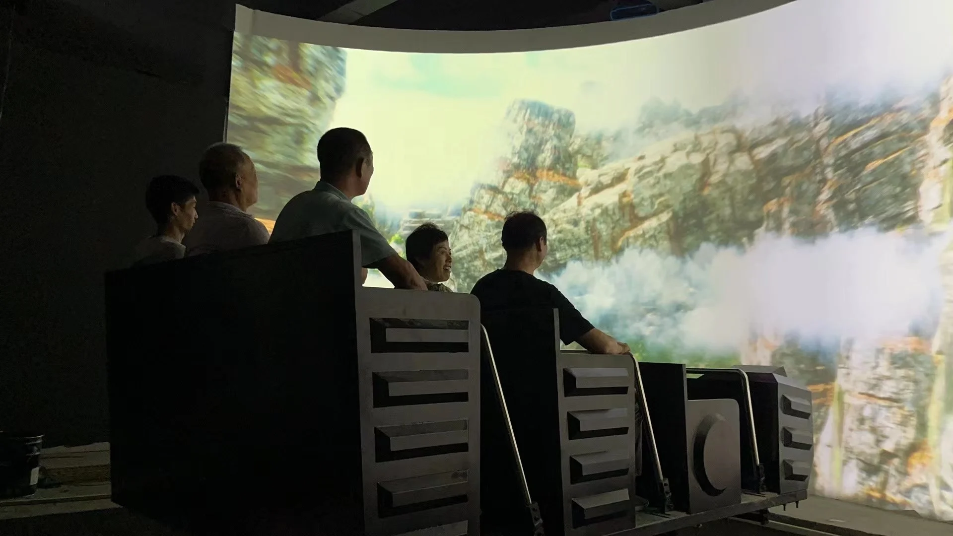 Entertainment Park Roller Coaster  Equipment 180 degree Immersive 3d 7d 9d Naked Eye Huge Ring-screen Track Cinema