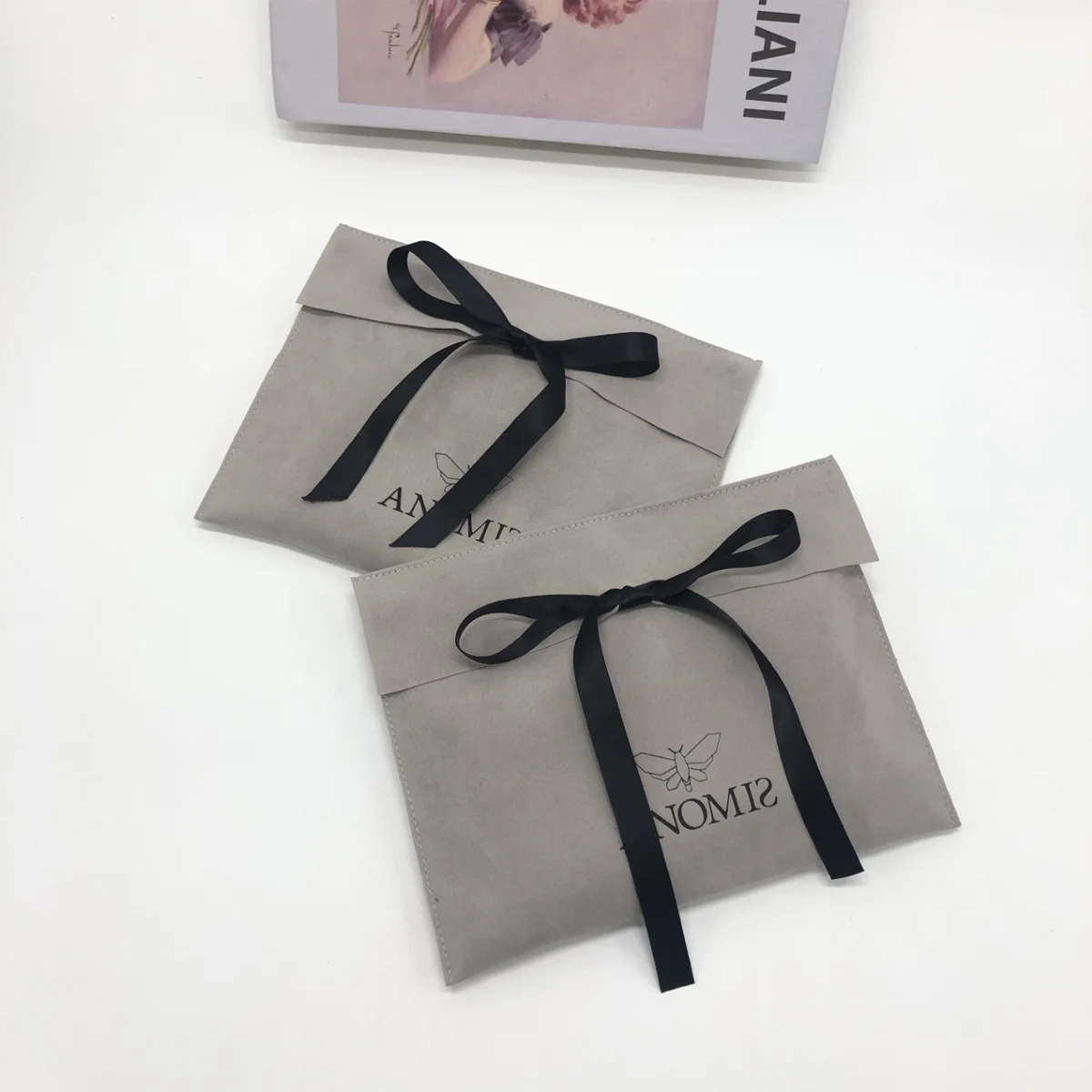 Custom Logo Printing Gray Velvet Envelope Gift Jewelry Dust Bag Luxury Velvet Clothes Packaging Envelope Pouch