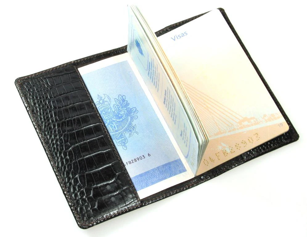 Custom Logo Embossed PU Leather Travel Passport Cover Vintage Style Crocodile Pattern Fashion Passport Case Waterproof Feature