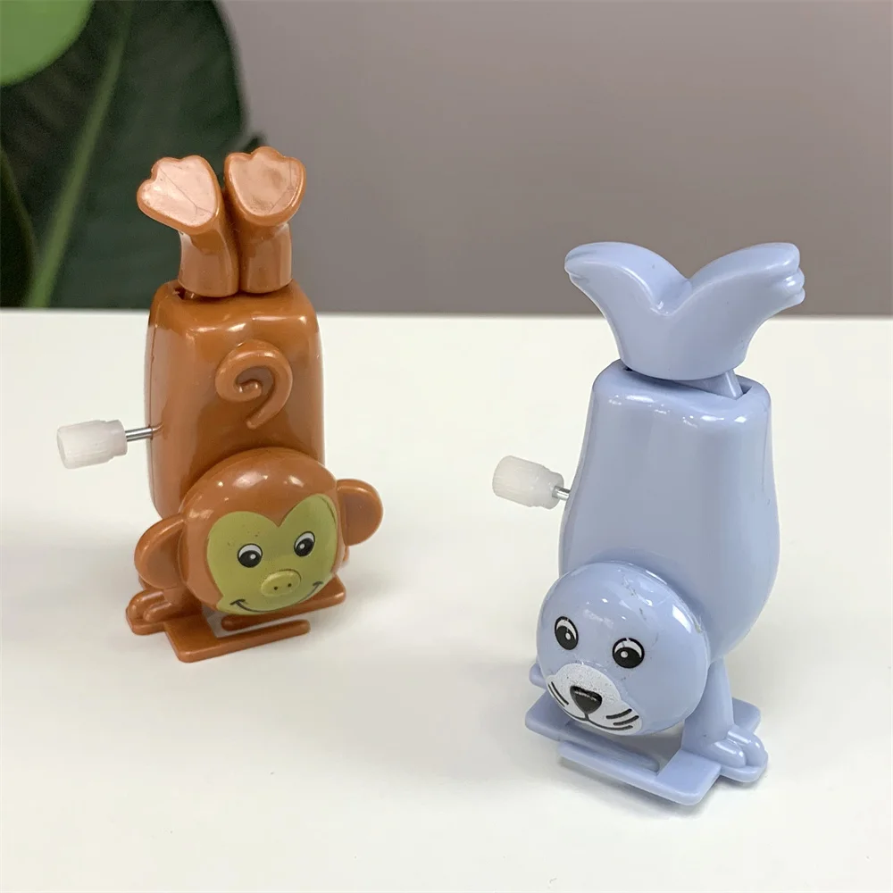 Wholesale Cheap Classic Gifts Funny Small Plastic Windup Clockwork Mechanical Walk Skip Bucket Animal Wind Up Toys For Kids