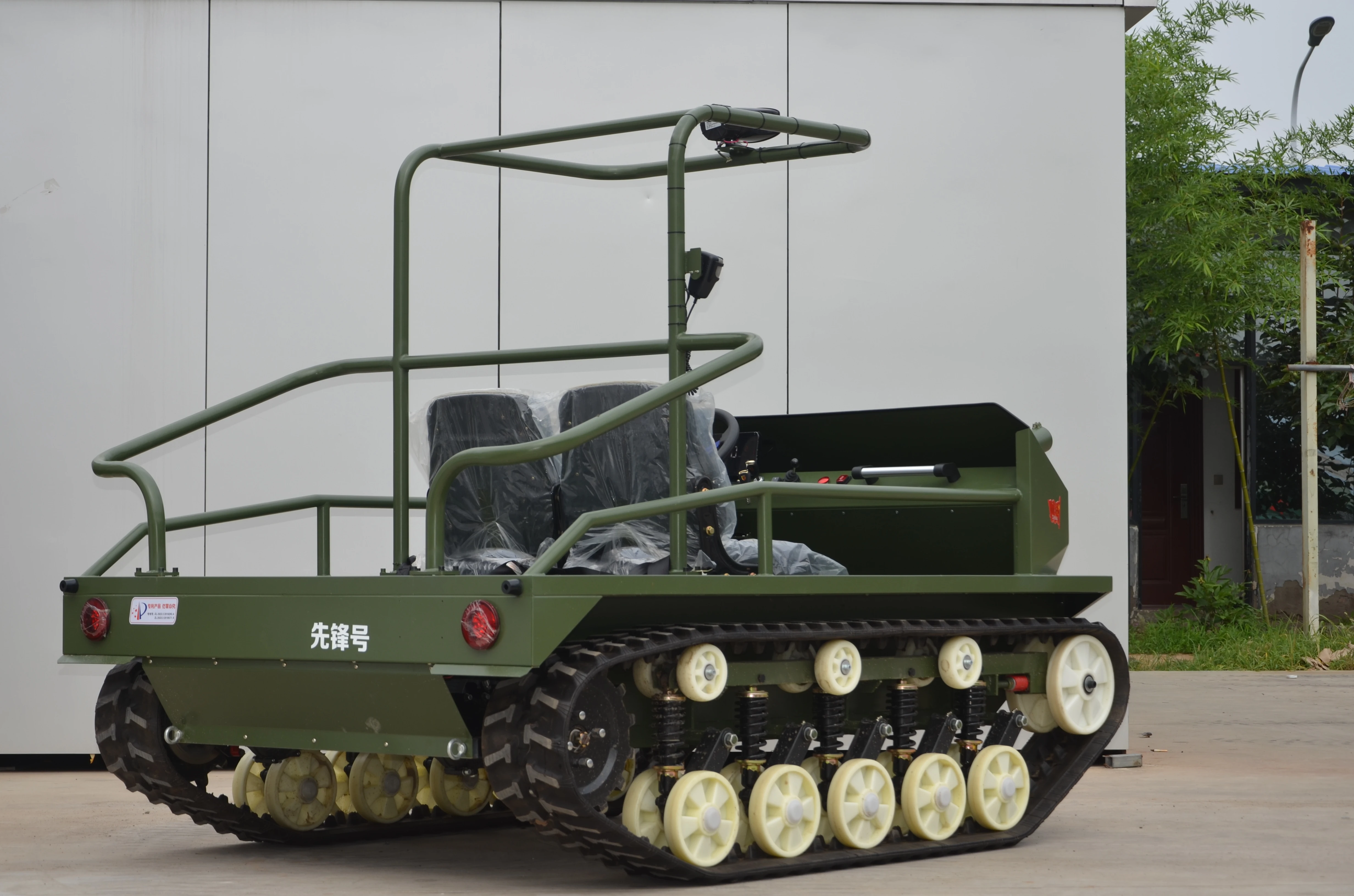 All-terrain electric pleasure tank vehicle, off-road vehicle, tractor, 4000w dual motor. Drifting paintsmoke bombs.