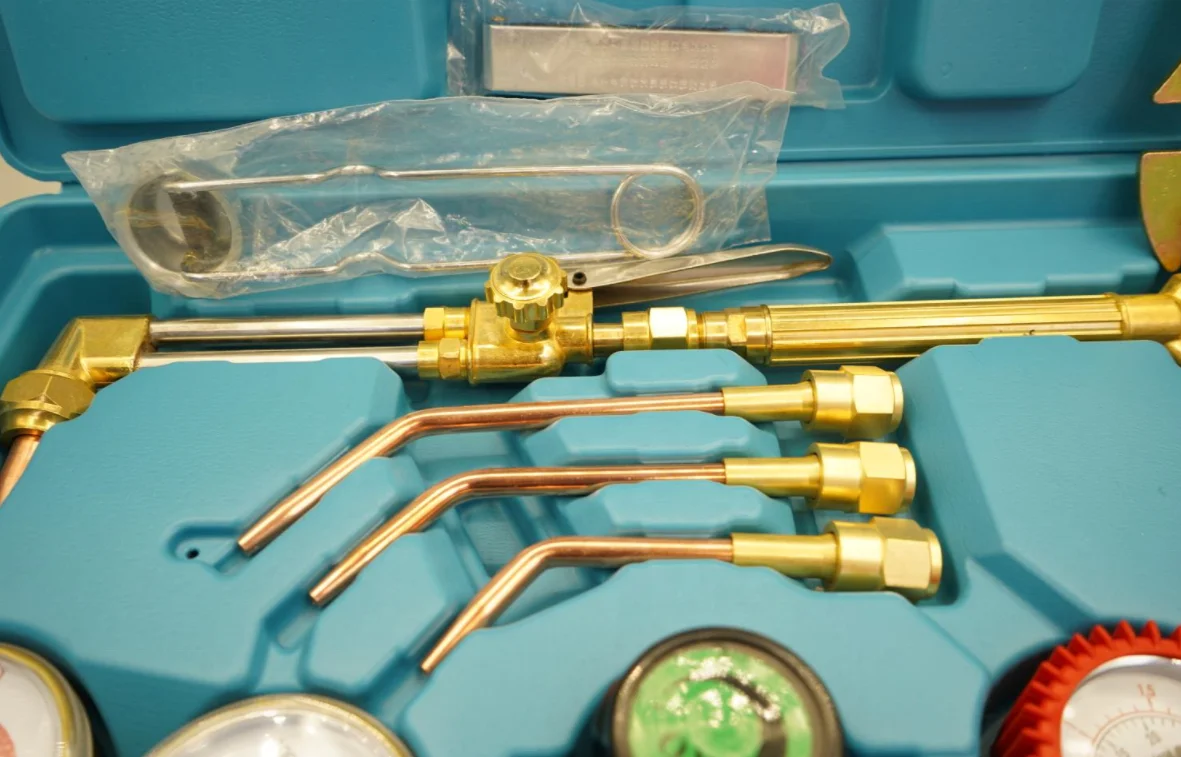 China Manufacturing Portable Welding Cutting Torch Kit with Oxygen Acetylene Regulators