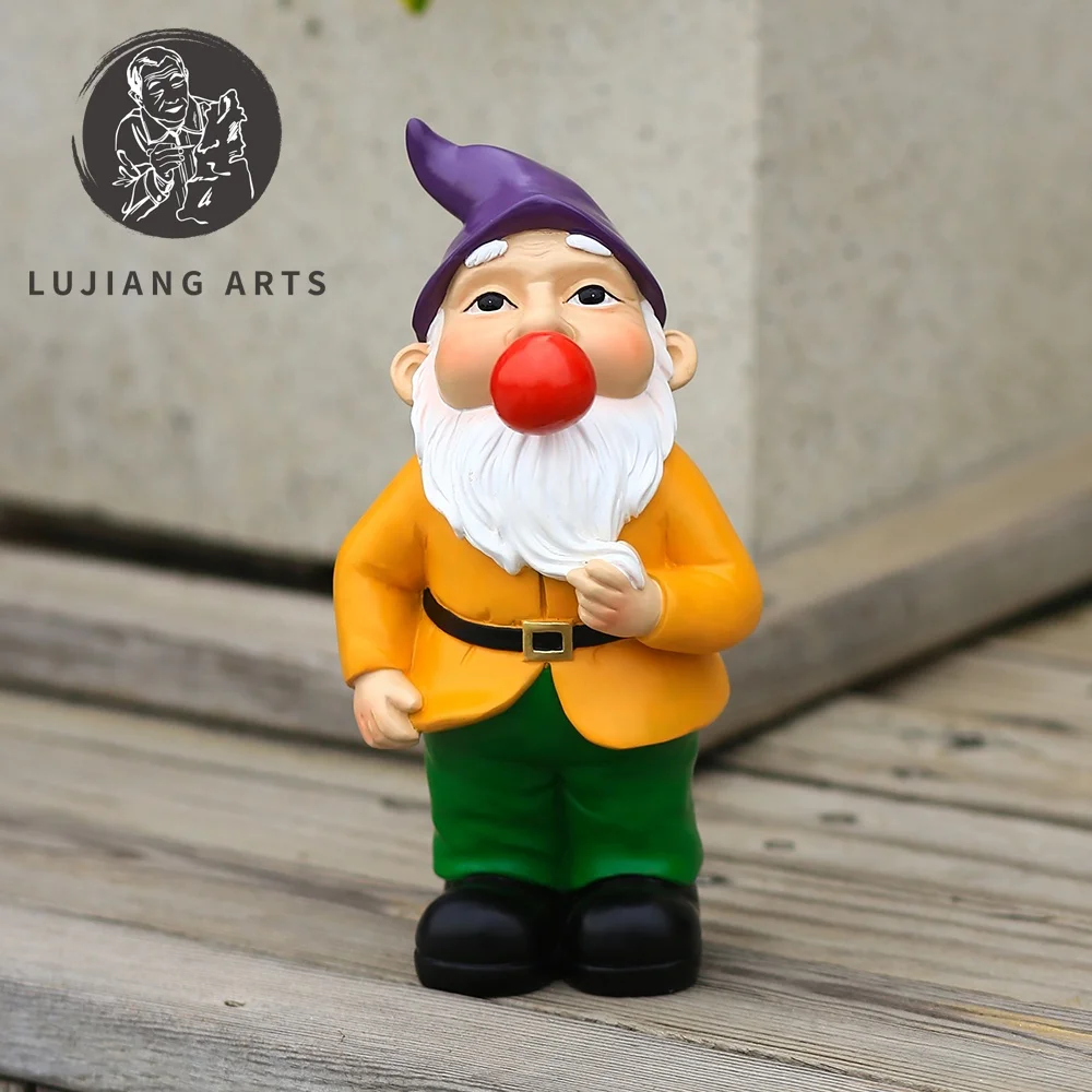 7.6inch Gnome Gum Blowing Statue Resin Gnome Sculpture Decoration Funny Gnome Gum Blowing Figurine Garden Gift