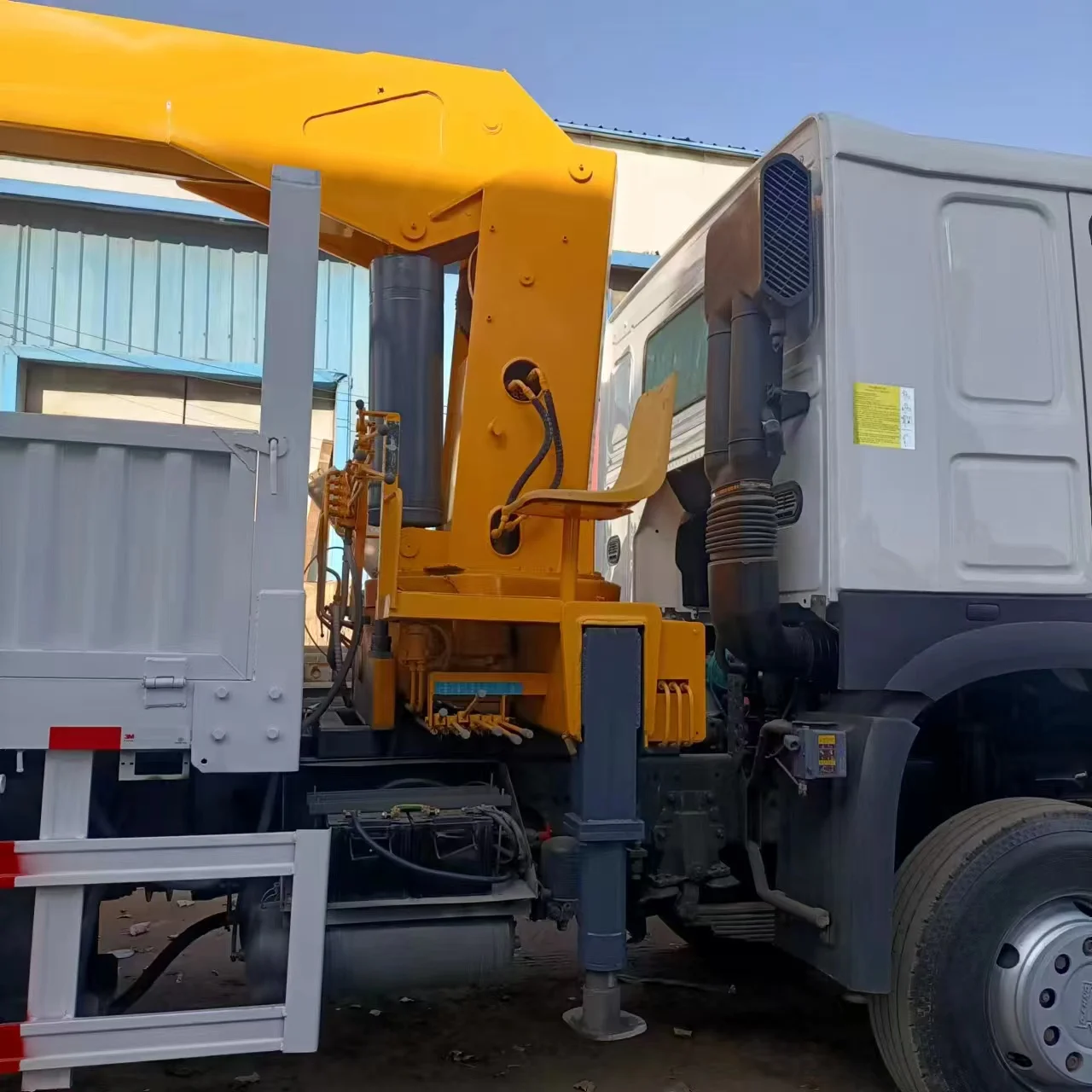 Telescopic boom crane China National Heavy Duty Truck dump truck second-hand straight arm truck mounted crane 15-20 tons