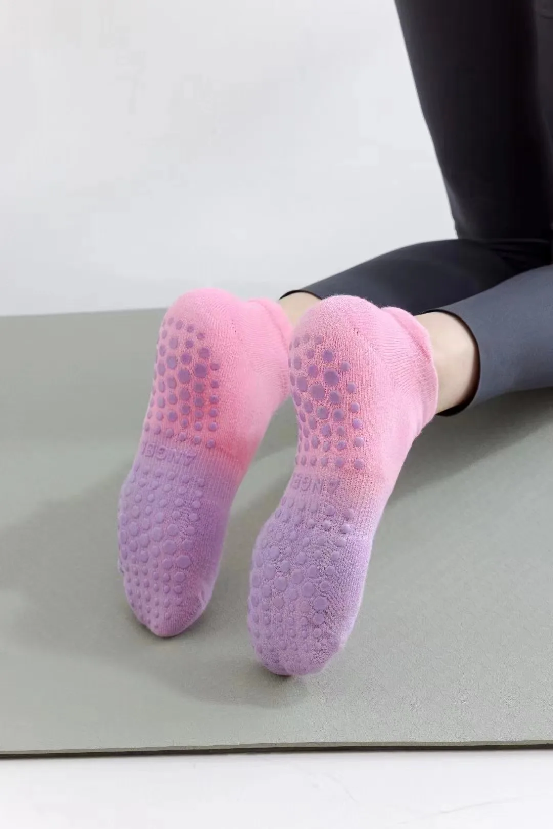 wholesale Anti Slip Non Skid Barre Yoga Pilates Hospital cotton custom Socks with grips for Women