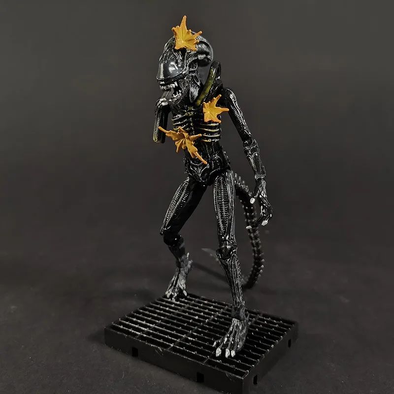 free shipping action figure collection 12CM Hiya 1/18 Scale Predator Headshot Battle Damage Alien Warrior Mini Action Figure Toy