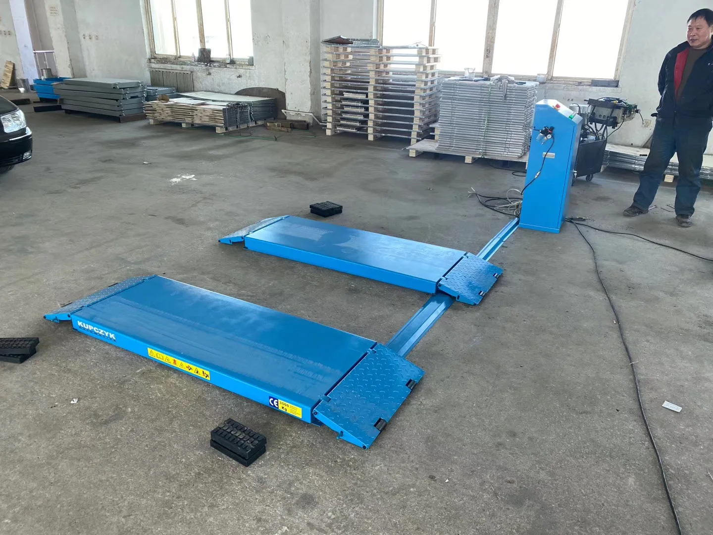 SR-YD30 Mid Rise Portable Car Lift 3000kg-3500kg Capacity Scissor Lift with Save Space Ce Certificate