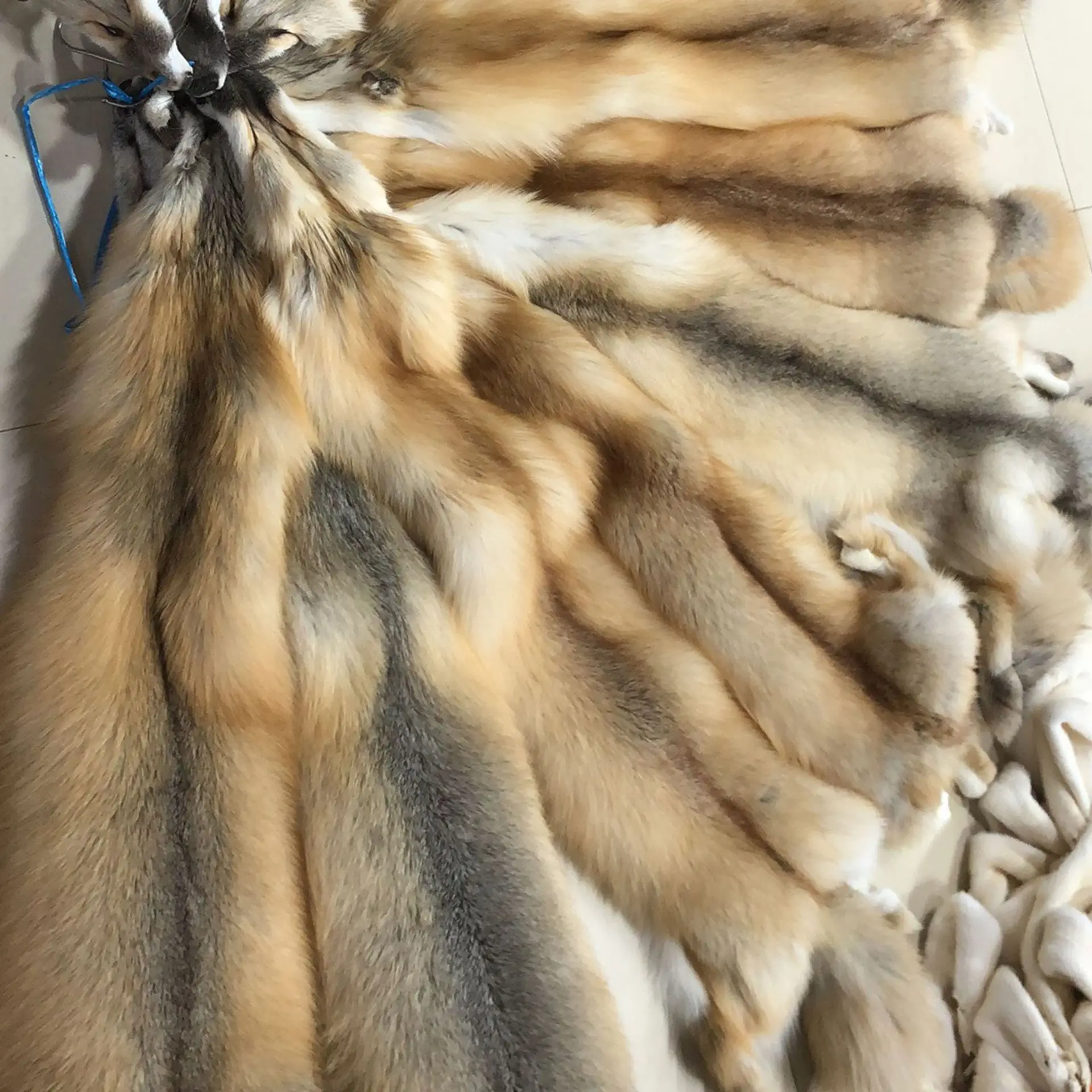 Animal Fur Factory Direct Sale Durable Golden Natural Fox Fur Skin Pelt For Winter Clothing Material