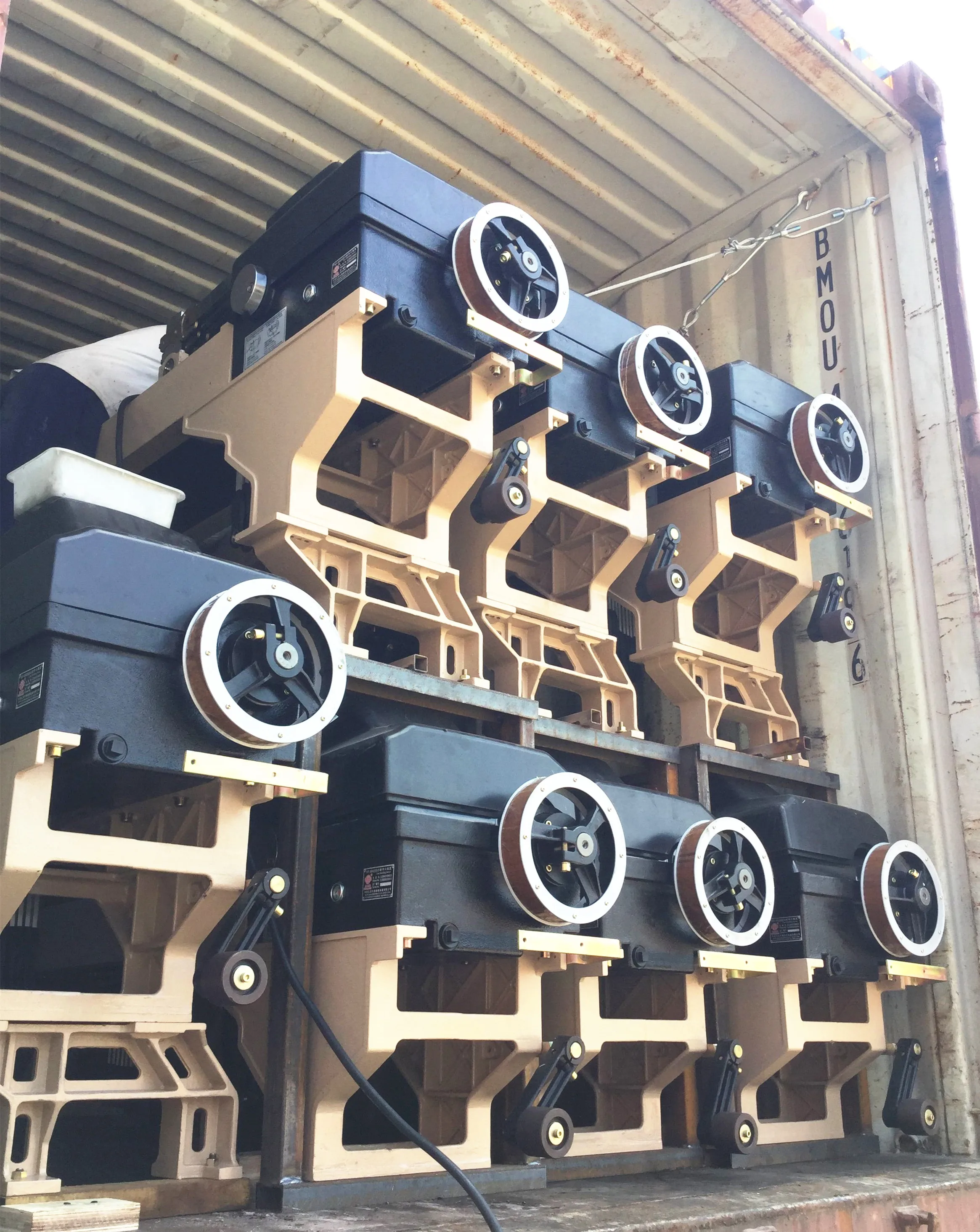 Electronic jacquard water jet loom weaving polyester fabric with high speed